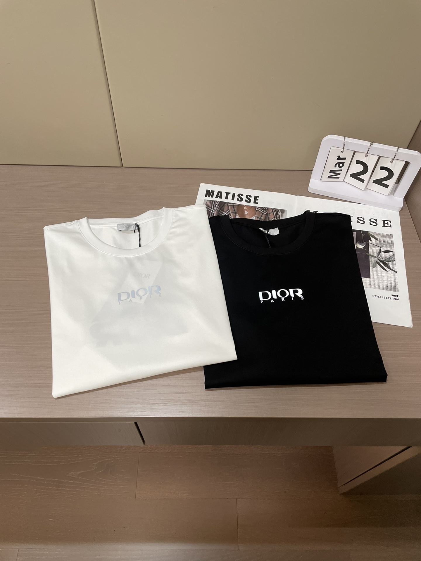 Dior 2026 春夏新品反光英文图案短袖T恤；这款白色短袖T恤，采用高品质100支双股丝光长绒棉面料