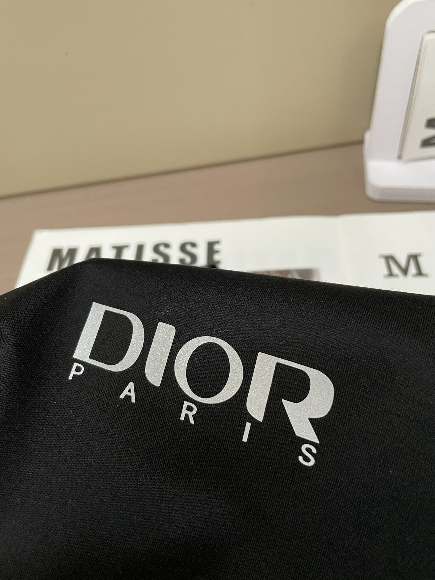Dior 2026 春夏新品反光英文图案短袖T恤；这款白色短袖T恤，采用高品质100支双股丝光长绒棉面料