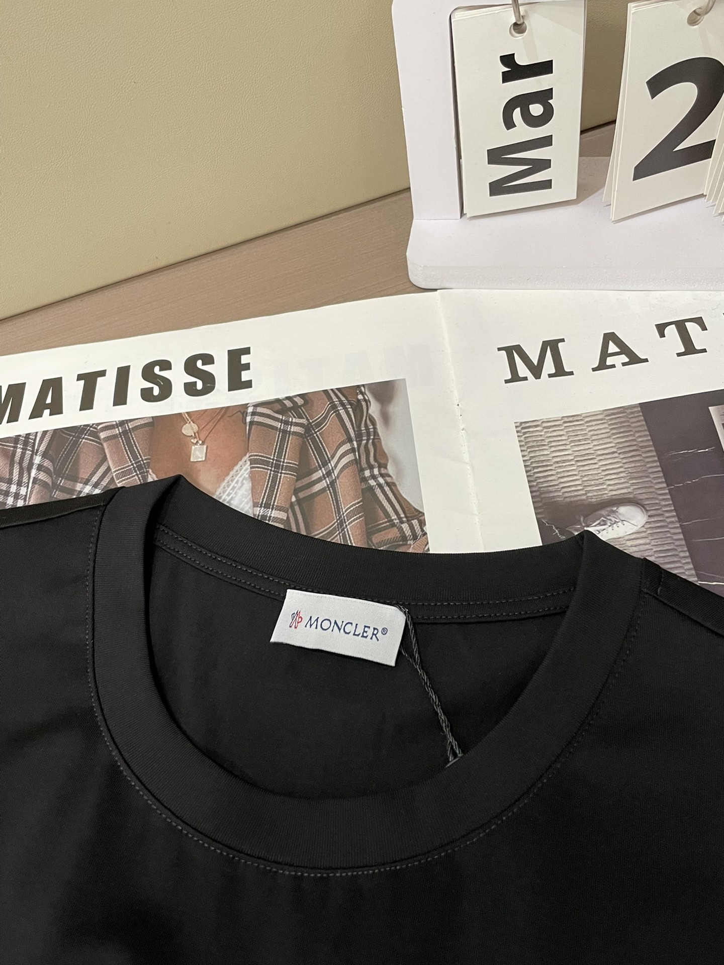 Moncler 2026春夏新品徽章刺绣短袖T恤；黑白红三色短袖T恤，采用100支双股丝光长绒棉面料，高