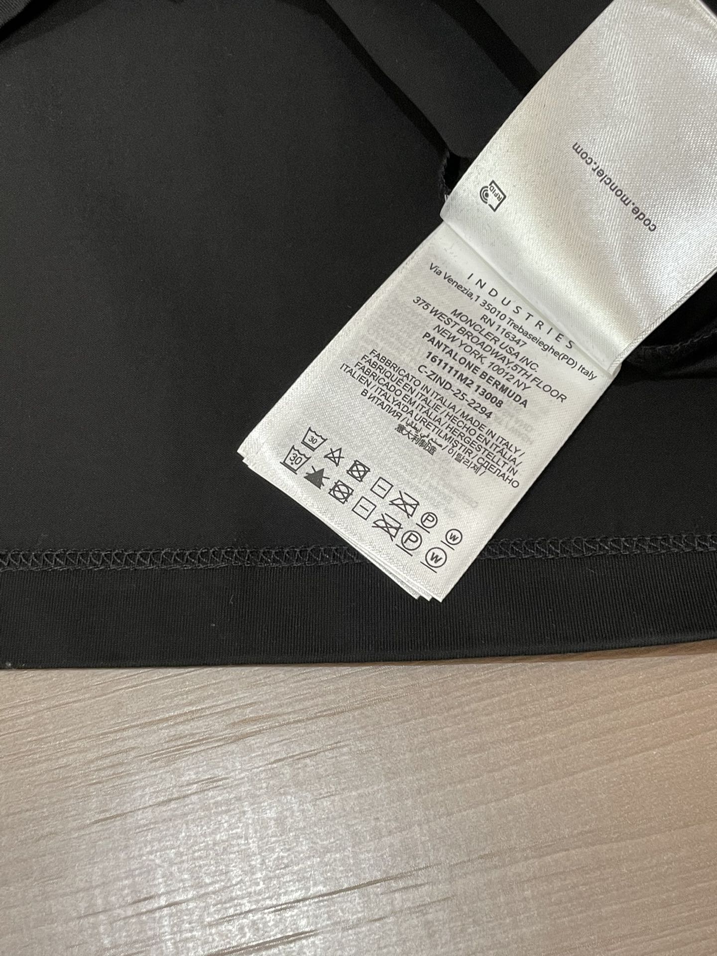 Moncler 2026春夏新品徽章刺绣短袖T恤；黑白红三色短袖T恤，采用100支双股丝光长绒棉面料，高