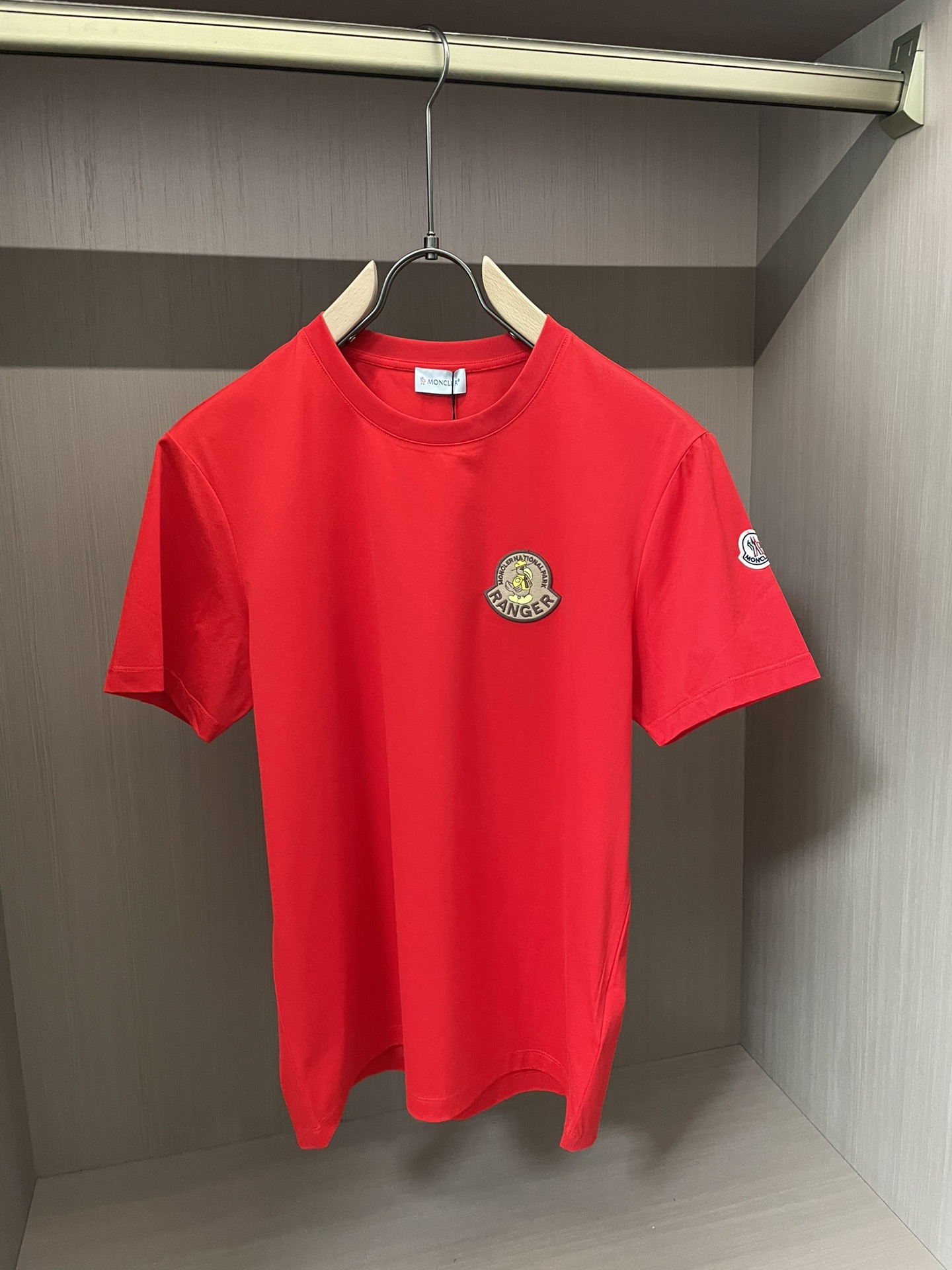 Moncler 2026春夏新品徽章刺绣短袖T恤；黑白红三色短袖T恤，采用100支双股丝光长绒棉面料，高