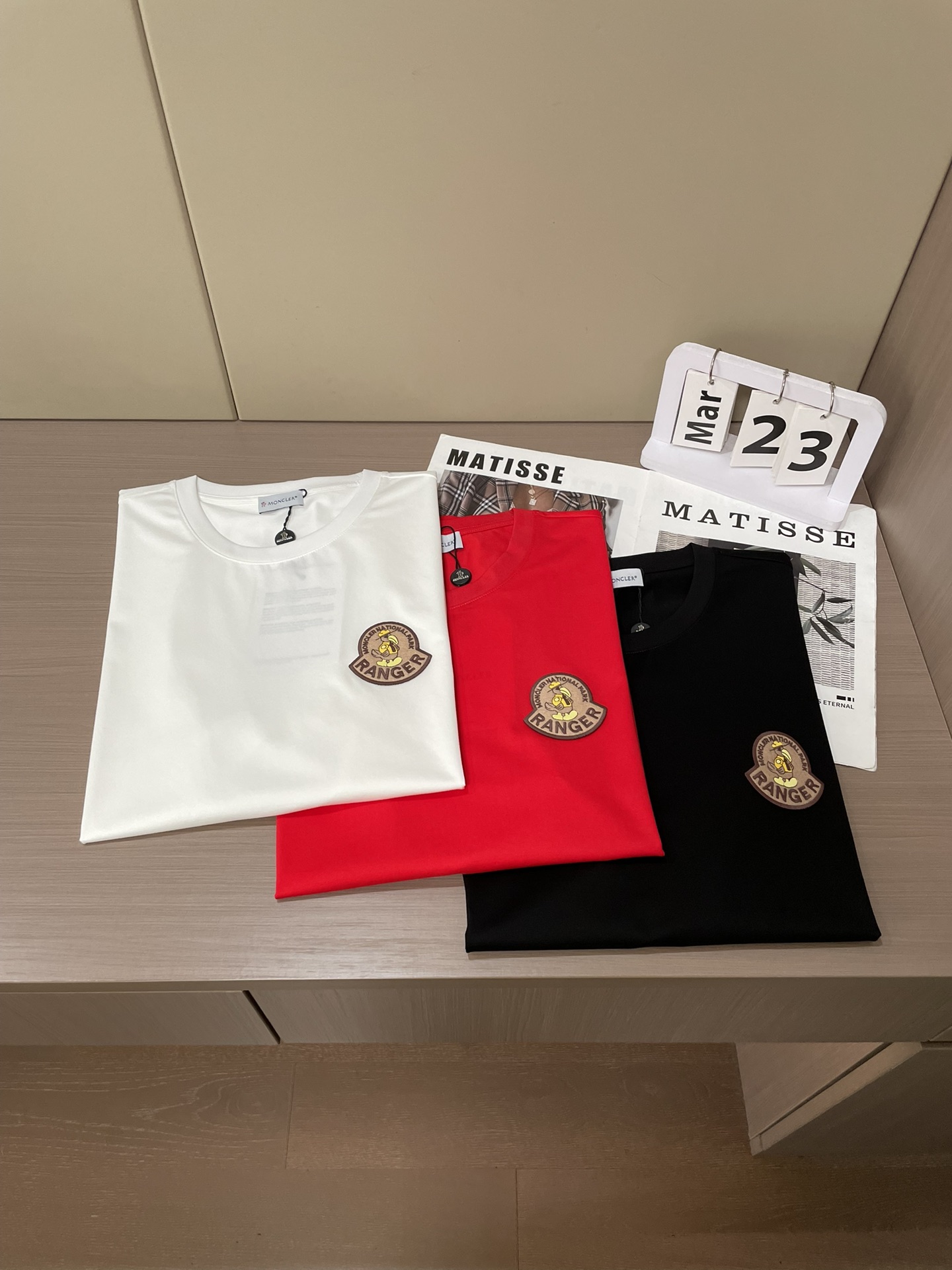 Moncler 2026春夏新品徽章刺绣短袖T恤；黑白红三色短袖T恤，采用100支双股丝光长绒棉面料，高