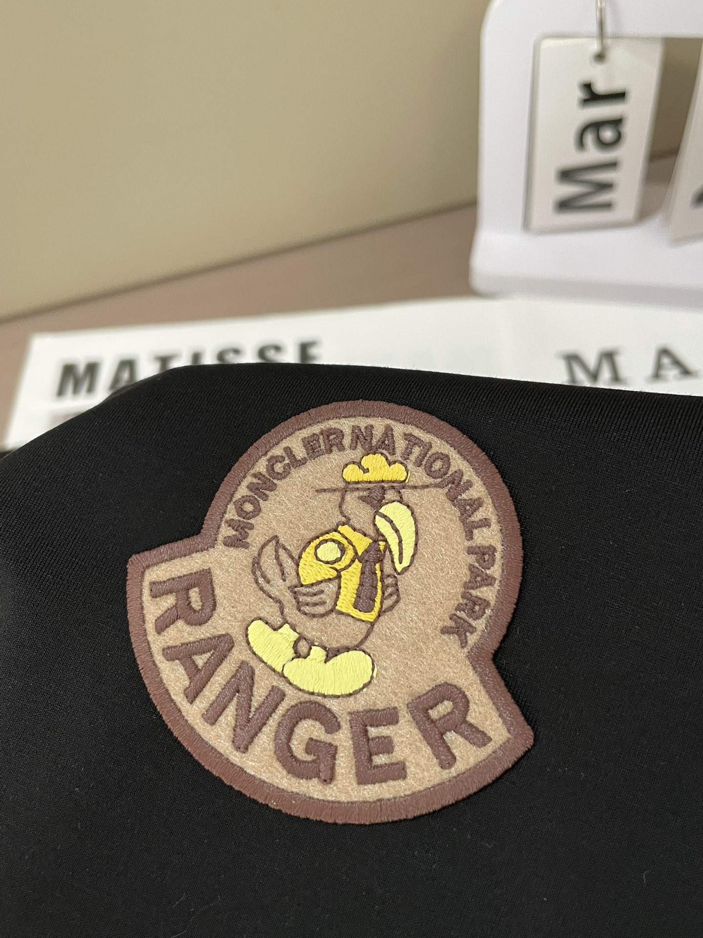 Moncler 2026春夏新品徽章刺绣短袖T恤；黑白红三色短袖T恤，采用100支双股丝光长绒棉面料，高