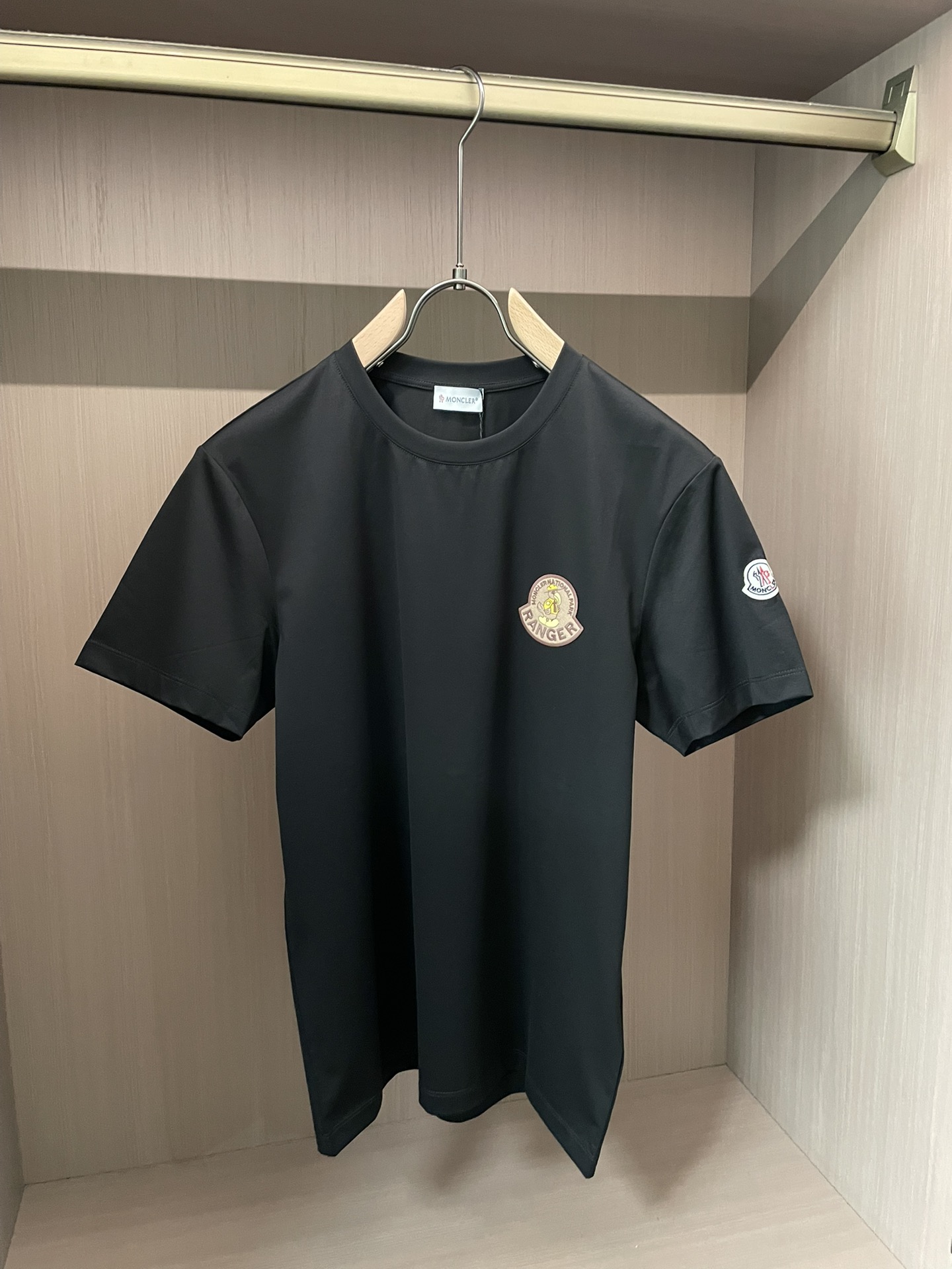 Moncler 2026春夏新品徽章刺绣短袖T恤；黑白红三色短袖T恤，采用100支双股丝光长绒棉面料，高