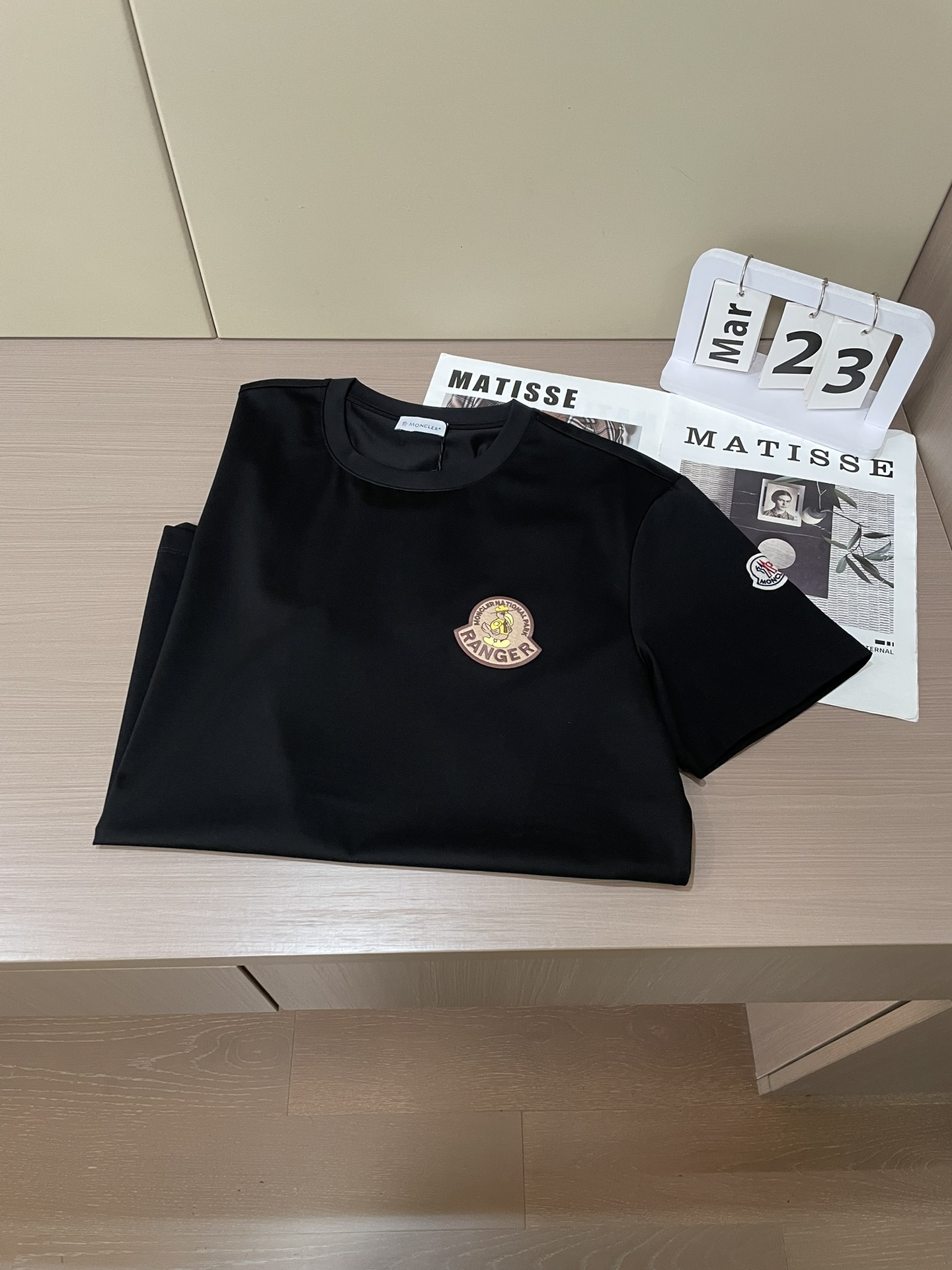 Moncler 2026春夏新品徽章刺绣短袖T恤；黑白红三色短袖T恤，采用100支双股丝光长绒棉面料，高