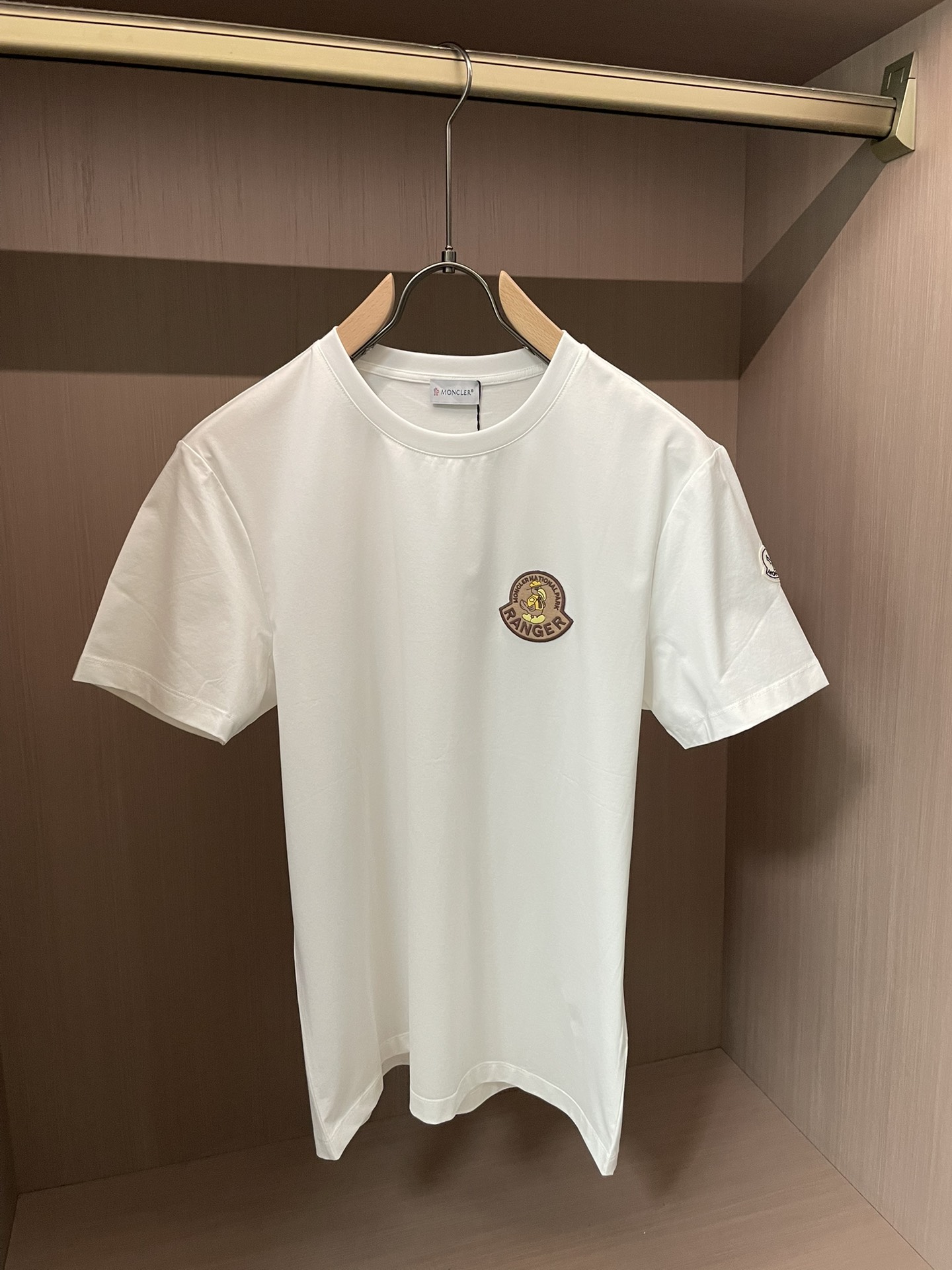 Moncler 2026春夏新品徽章刺绣短袖T恤；黑白红三色短袖T恤，采用100支双股丝光长绒棉面料，高