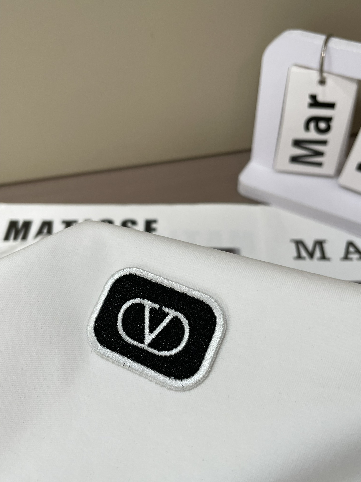 Valentino 2026春夏新品徽章刺绣章仔短袖T恤，采用100支双股高品质丝光长绒棉面料，柔软亲肤