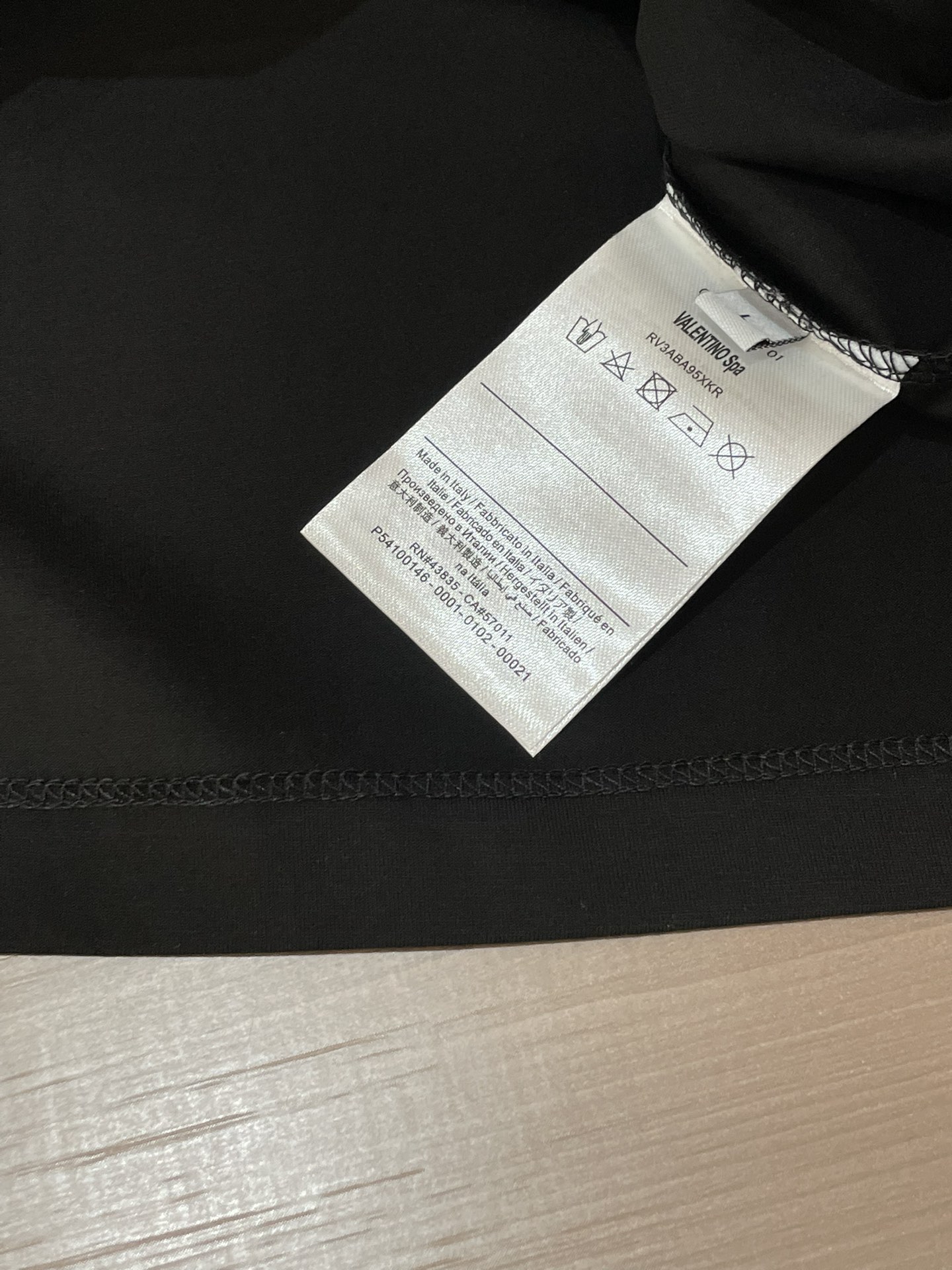 Valentino 2026春夏新品徽章刺绣章仔短袖T恤，采用100支双股高品质丝光长绒棉面料，柔软亲肤