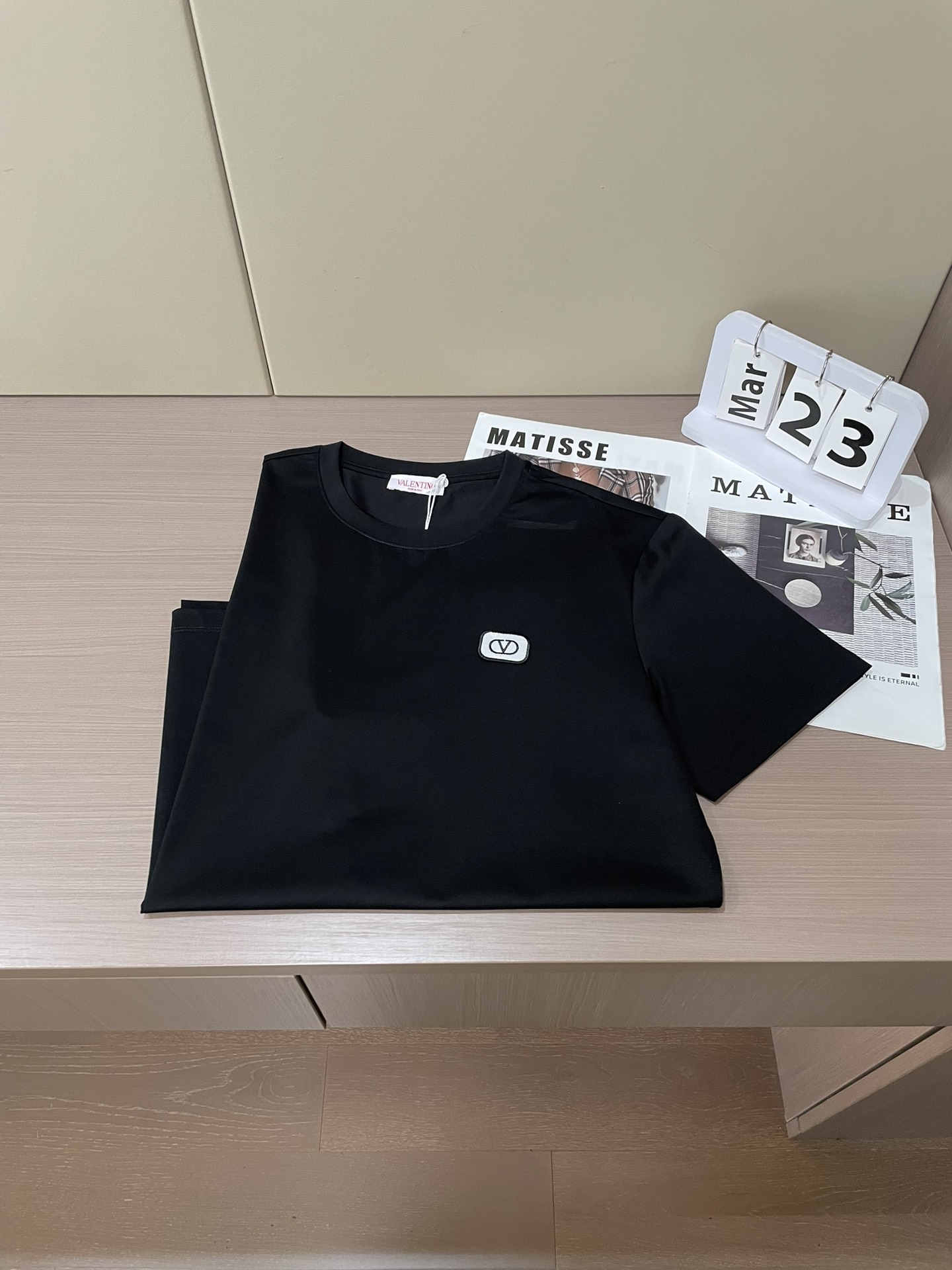 Valentino 2026春夏新品徽章刺绣章仔短袖T恤，采用100支双股高品质丝光长绒棉面料，柔软亲肤