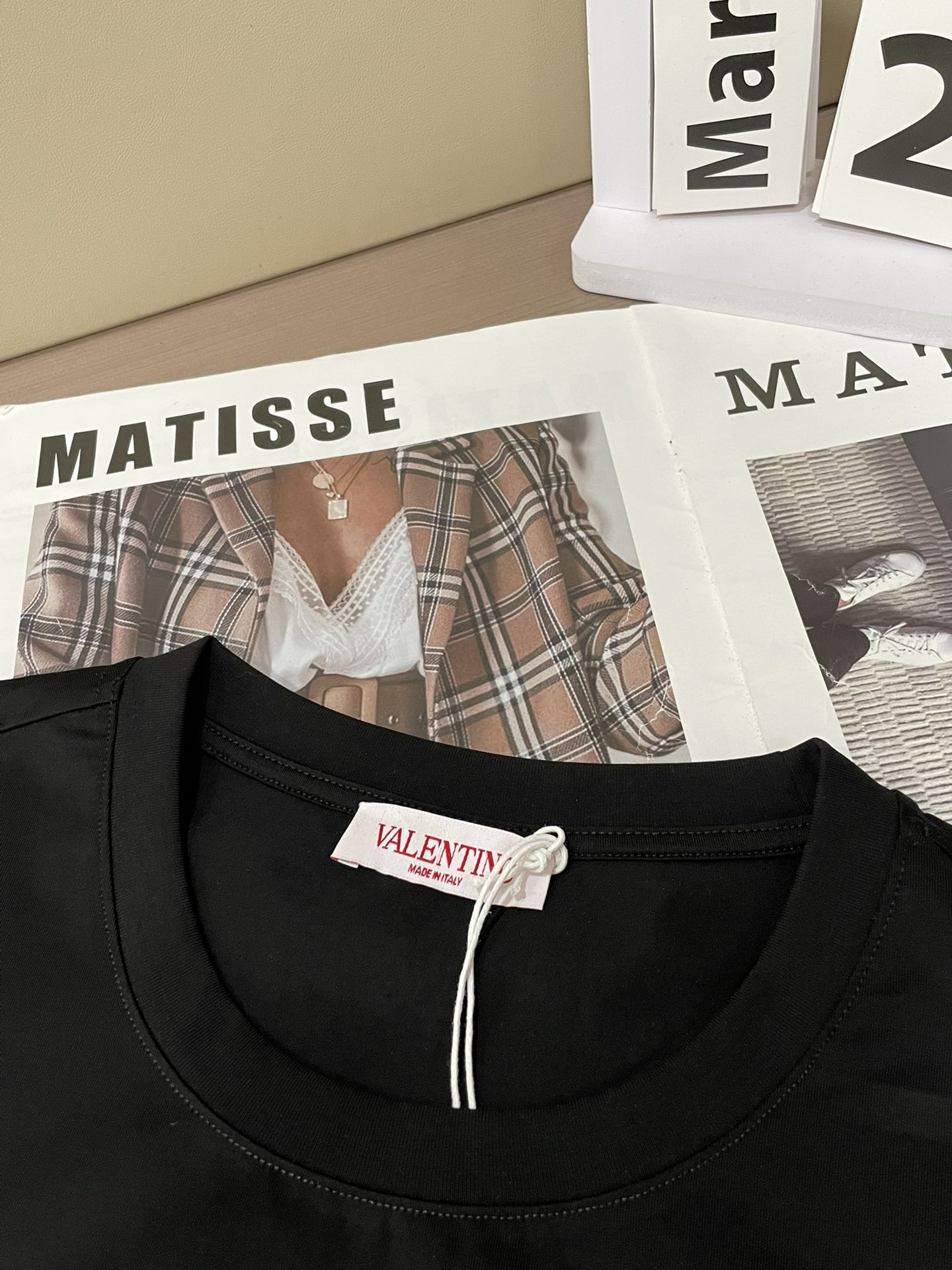 Valentino 2026春夏新品徽章刺绣章仔短袖T恤，采用100支双股高品质丝光长绒棉面料，柔软亲肤