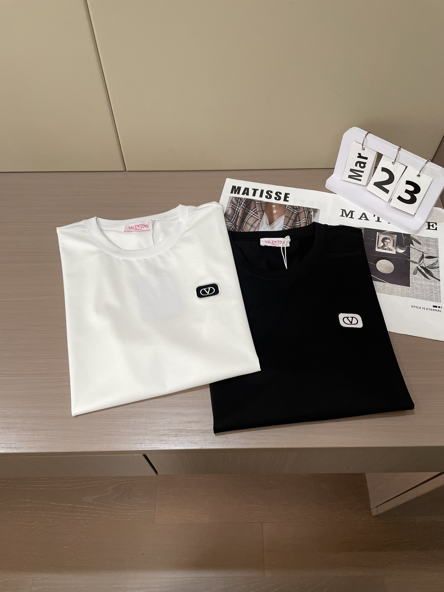 Valentino 2026春夏新品徽章刺绣章仔短袖T恤，采用100支双股高品质丝光长绒棉面料，柔软亲肤