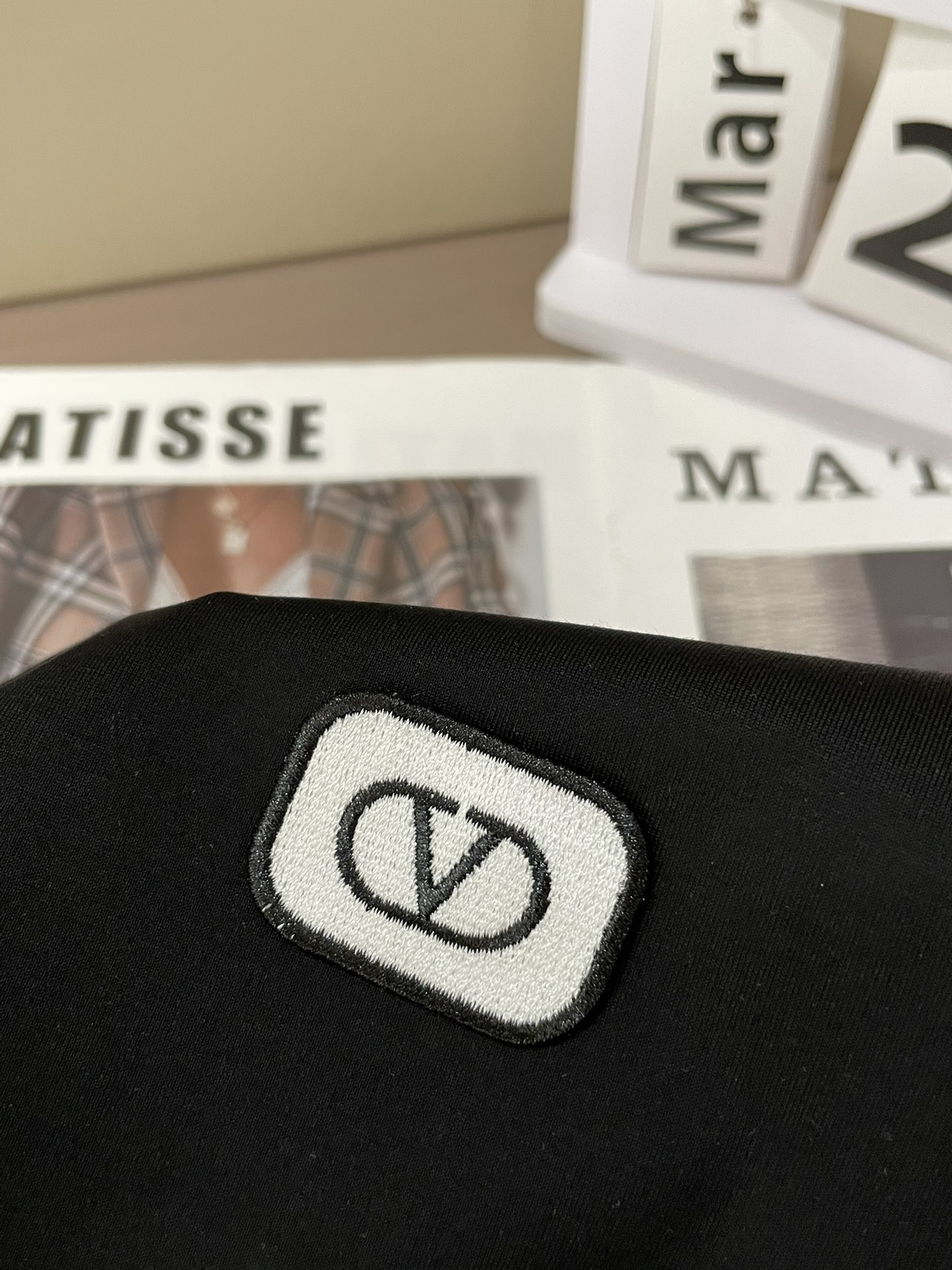 Valentino 2026春夏新品徽章刺绣章仔短袖T恤，采用100支双股高品质丝光长绒棉面料，柔软亲肤