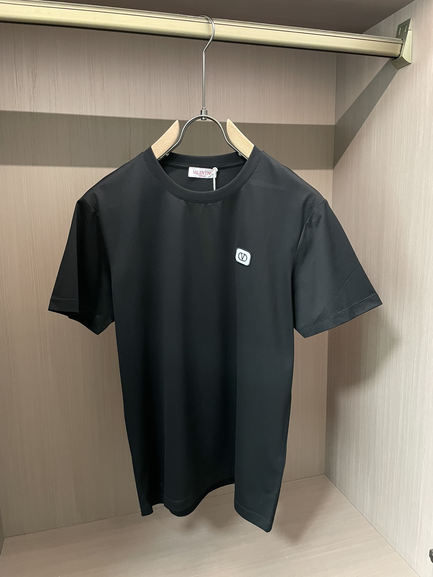 Valentino 2026春夏新品徽章刺绣章仔短袖T恤，采用100支双股高品质丝光长绒棉面料，柔软亲肤