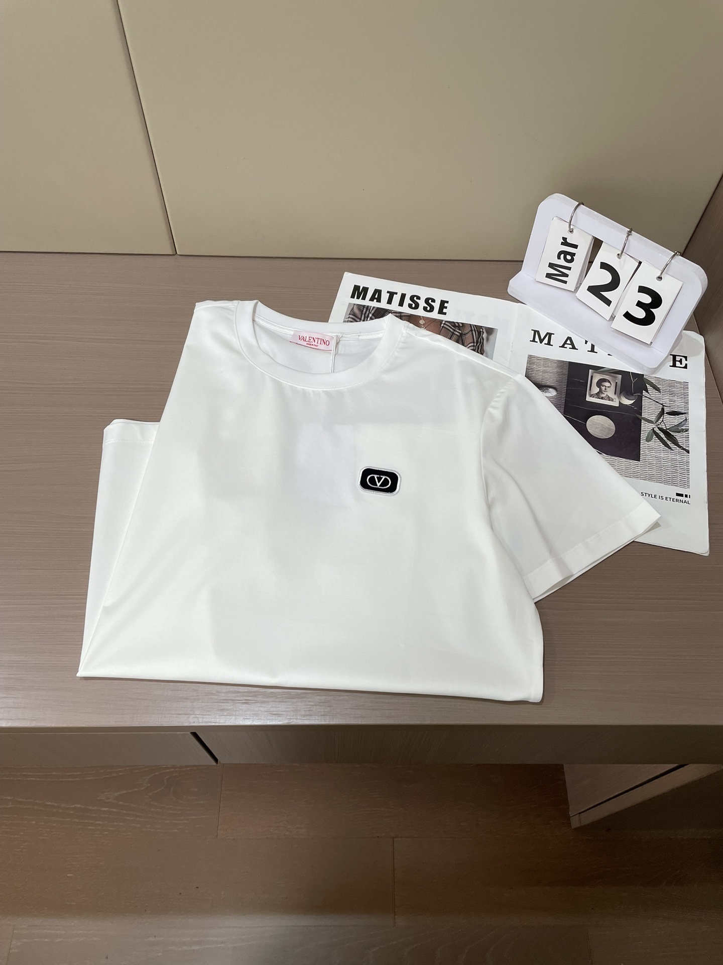 Valentino 2026春夏新品徽章刺绣章仔短袖T恤，采用100支双股高品质丝光长绒棉面料，柔软亲肤