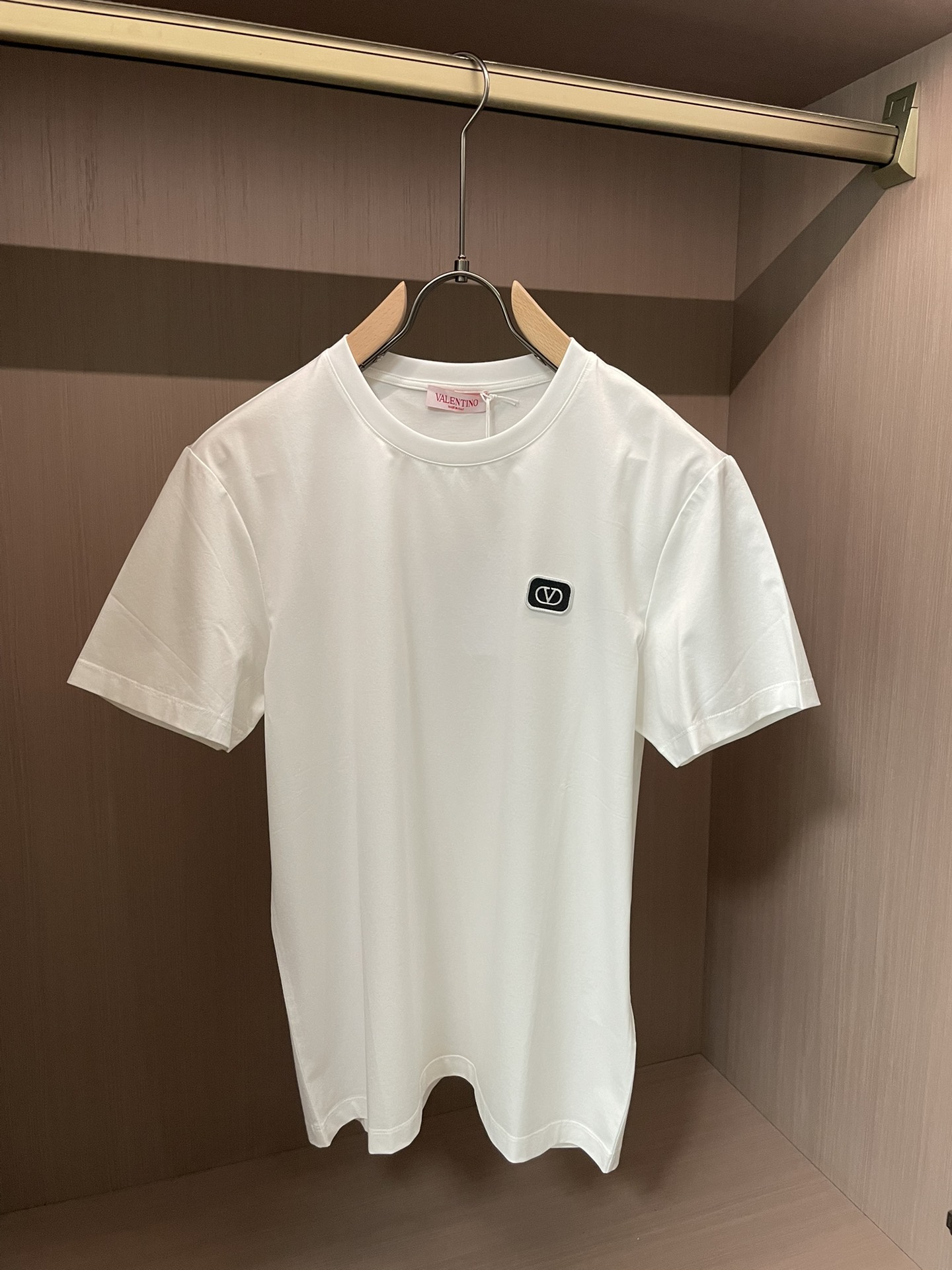 Valentino 2026春夏新品徽章刺绣章仔短袖T恤，采用100支双股高品质丝光长绒棉面料，柔软亲肤