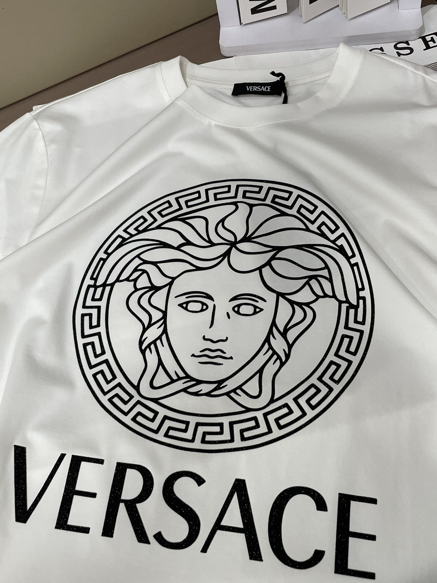 Versace 2026春夏新品经典重塑美杜莎印花T恤，100支双股丝光长绒棉面料，穿着舒适透气。胸前白