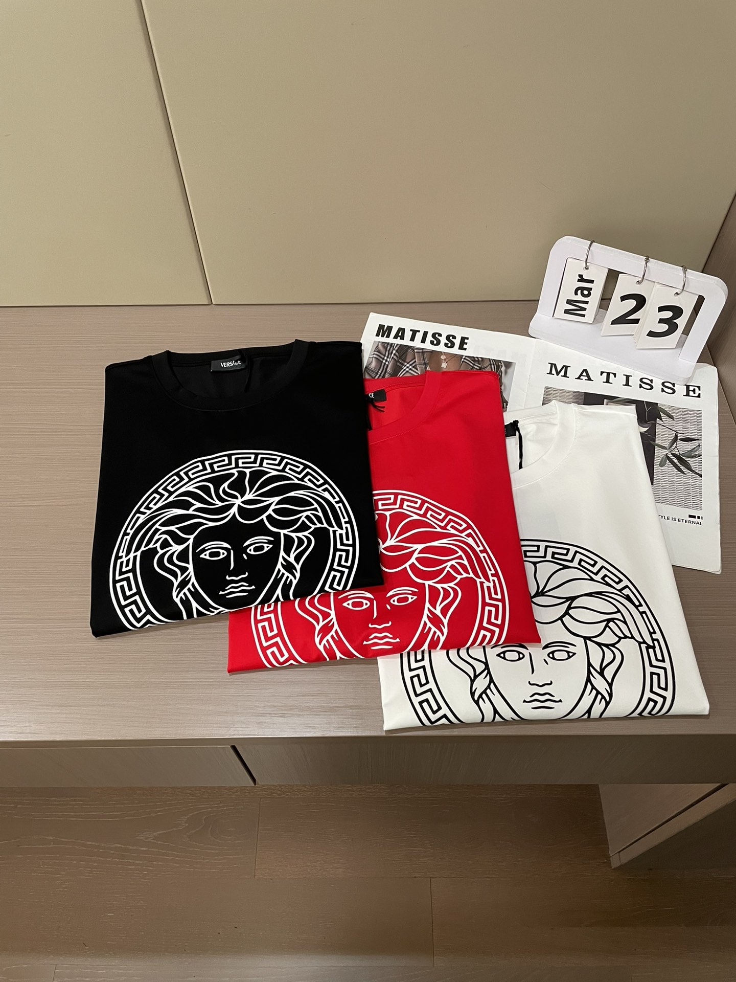 Versace 2026春夏新品经典重塑美杜莎印花T恤，100支双股丝光长绒棉面料，穿着舒适透气。胸前白