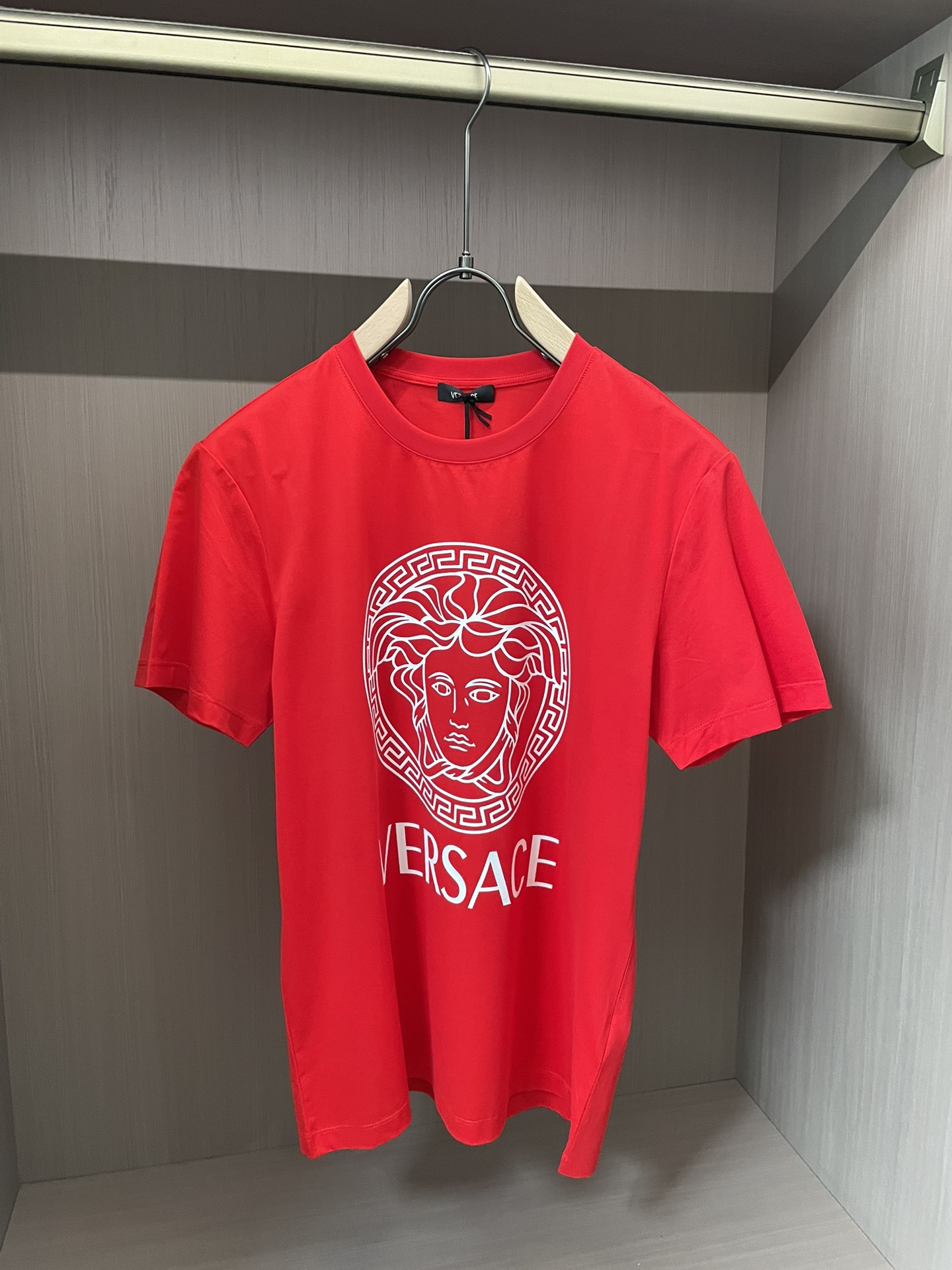 Versace 2026春夏新品经典重塑美杜莎印花T恤，100支双股丝光长绒棉面料，穿着舒适透气。胸前白