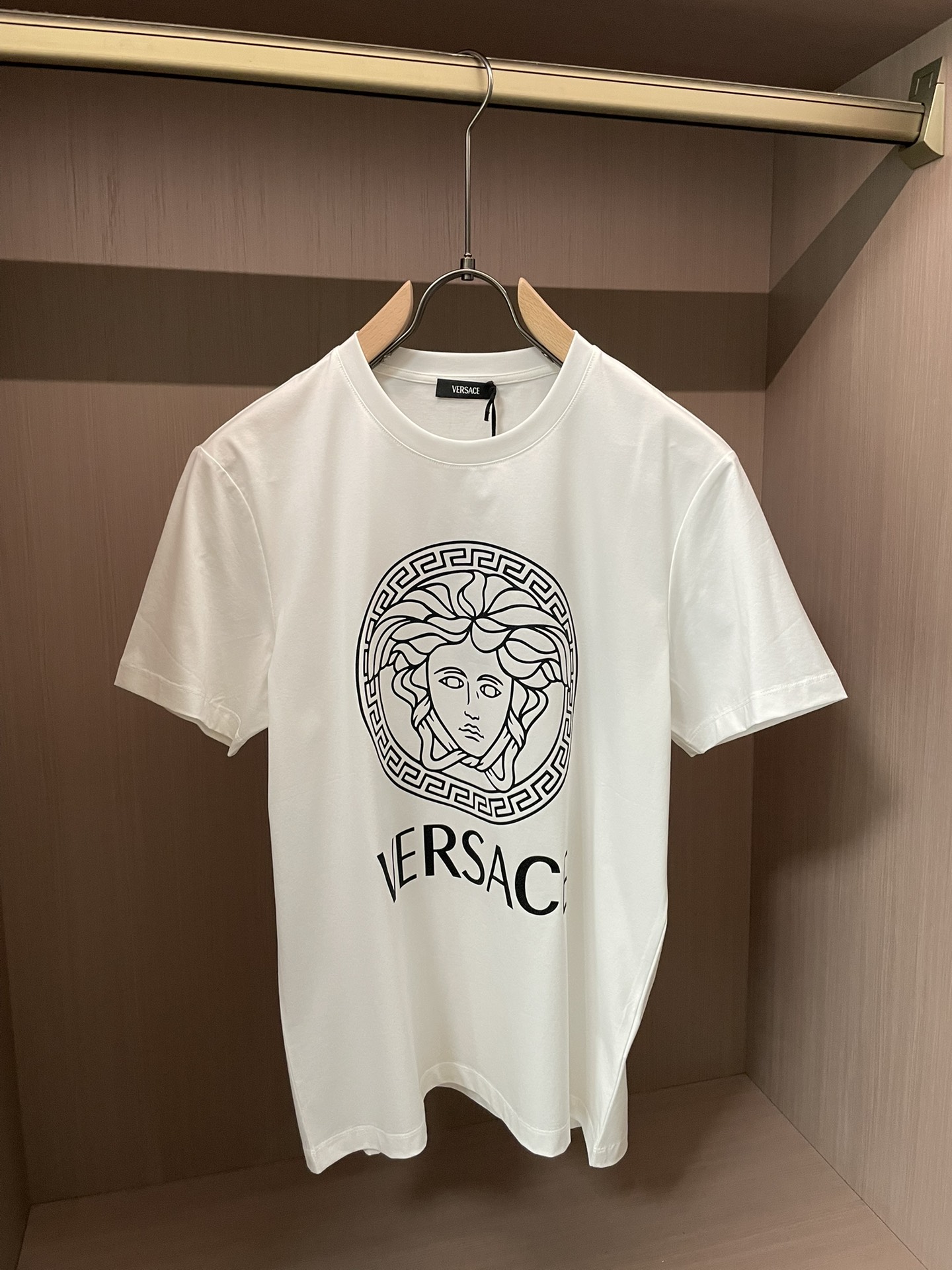 Versace 2026春夏新品经典重塑美杜莎印花T恤，100支双股丝光长绒棉面料，穿着舒适透气。胸前白