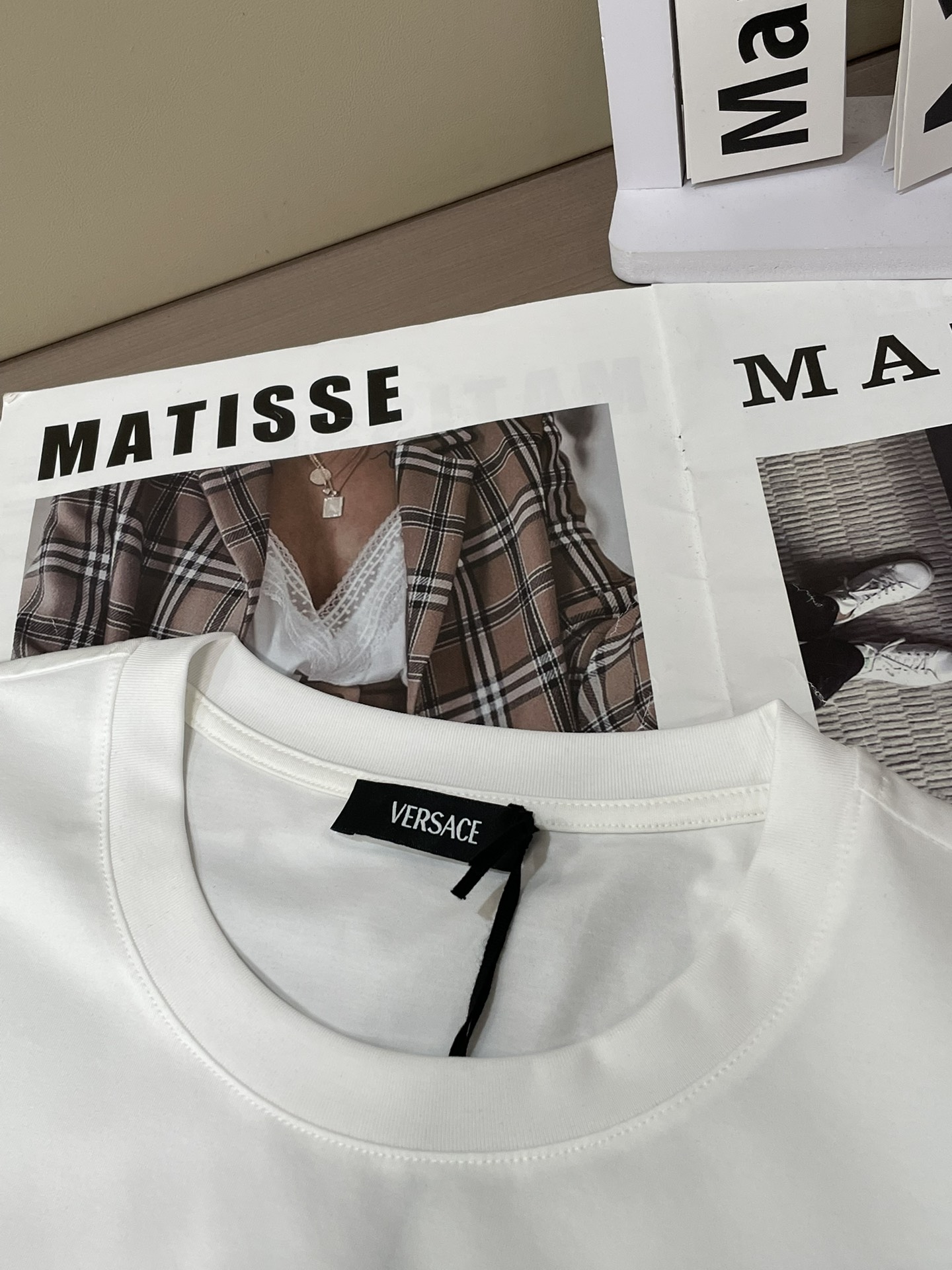 Versace 2026春夏新品经典重塑美杜莎印花T恤，100支双股丝光长绒棉面料，穿着舒适透气。胸前白
