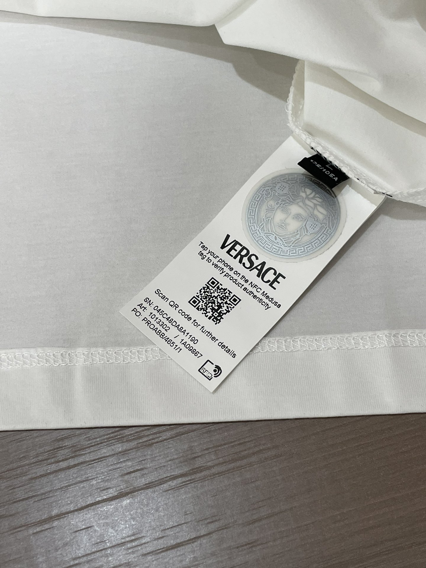 Versace 2026春夏新品经典重塑美杜莎印花T恤，100支双股丝光长绒棉面料，穿着舒适透气。胸前白