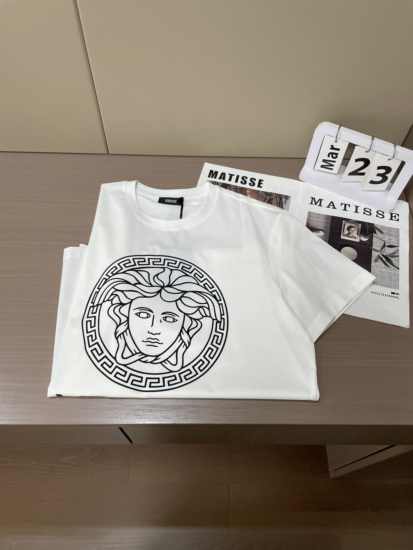 Versace 2026春夏新品经典重塑美杜莎印花T恤，100支双股丝光长绒棉面料，穿着舒适透气。胸前白