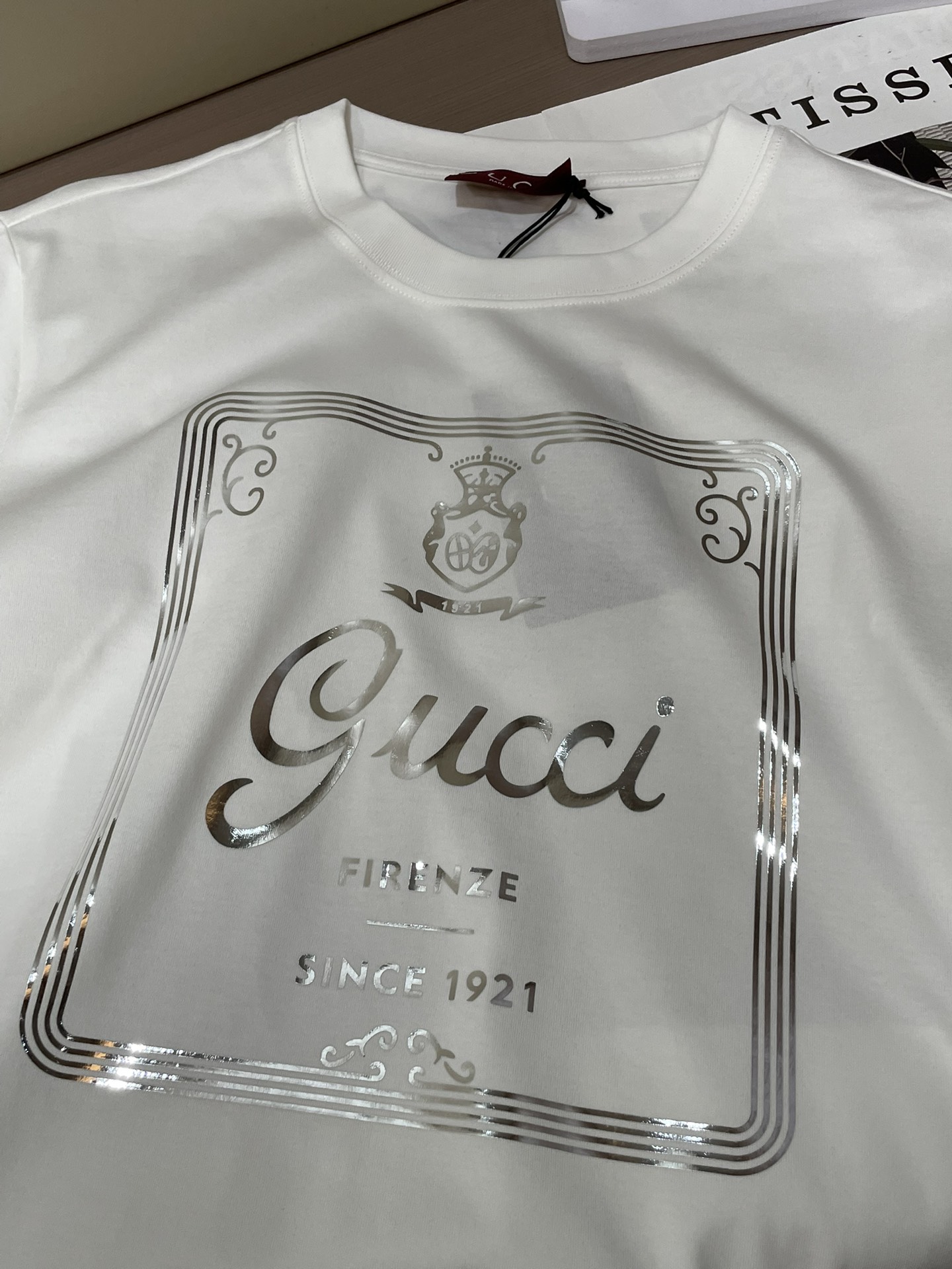 Gucci2026春夏新品进口烫银印花短袖T恤，采用纯棉材质，柔软舒适，日常穿着超友好！正面品牌标志+“
