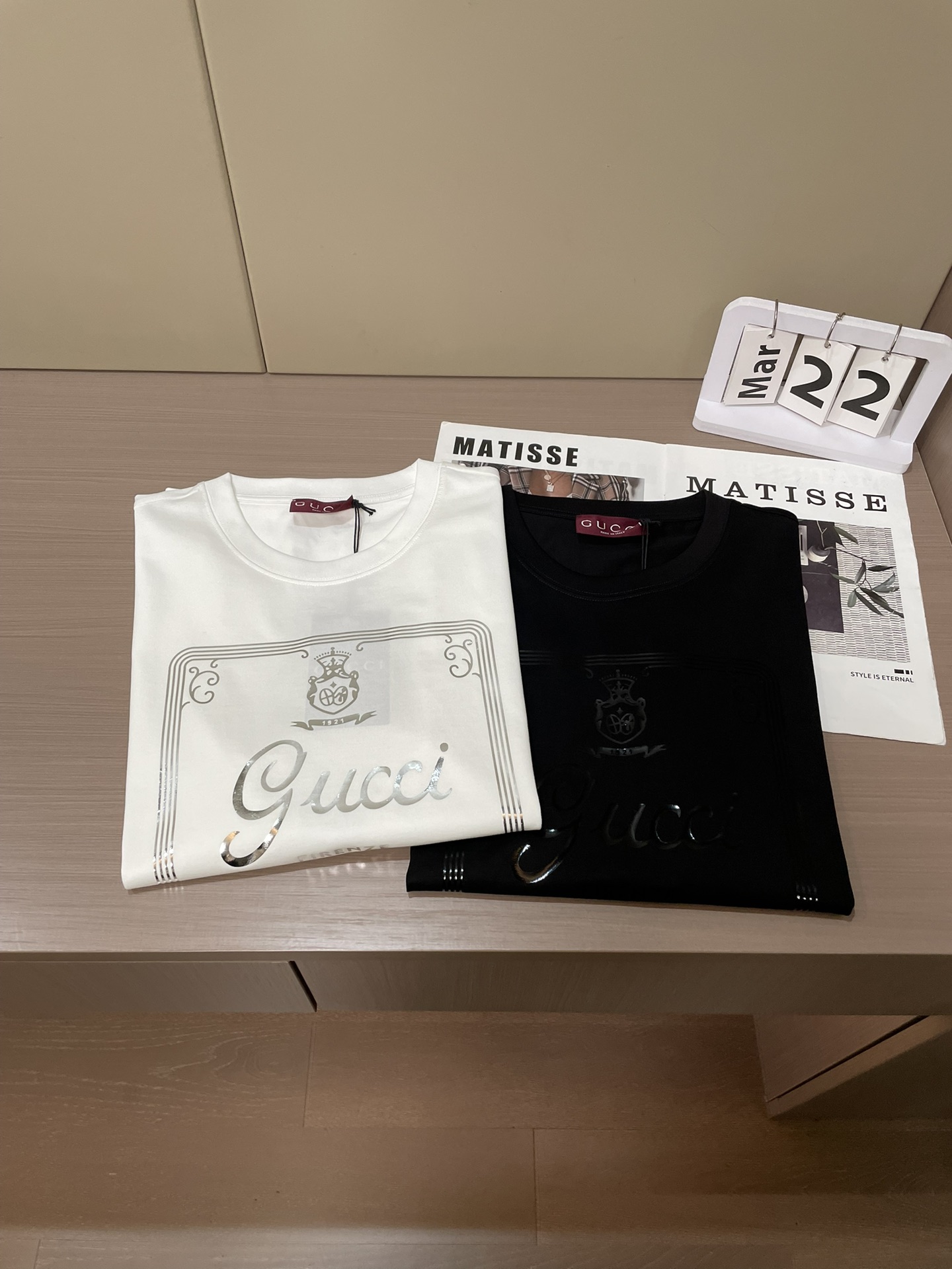 Gucci2026春夏新品进口烫银印花短袖T恤，采用纯棉材质，柔软舒适，日常穿着超友好！正面品牌标志+“