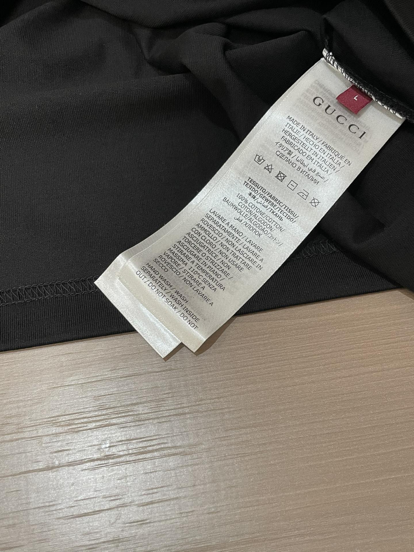 Gucci2026春夏新品进口烫银印花短袖T恤，采用纯棉材质，柔软舒适，日常穿着超友好！正面品牌标志+“