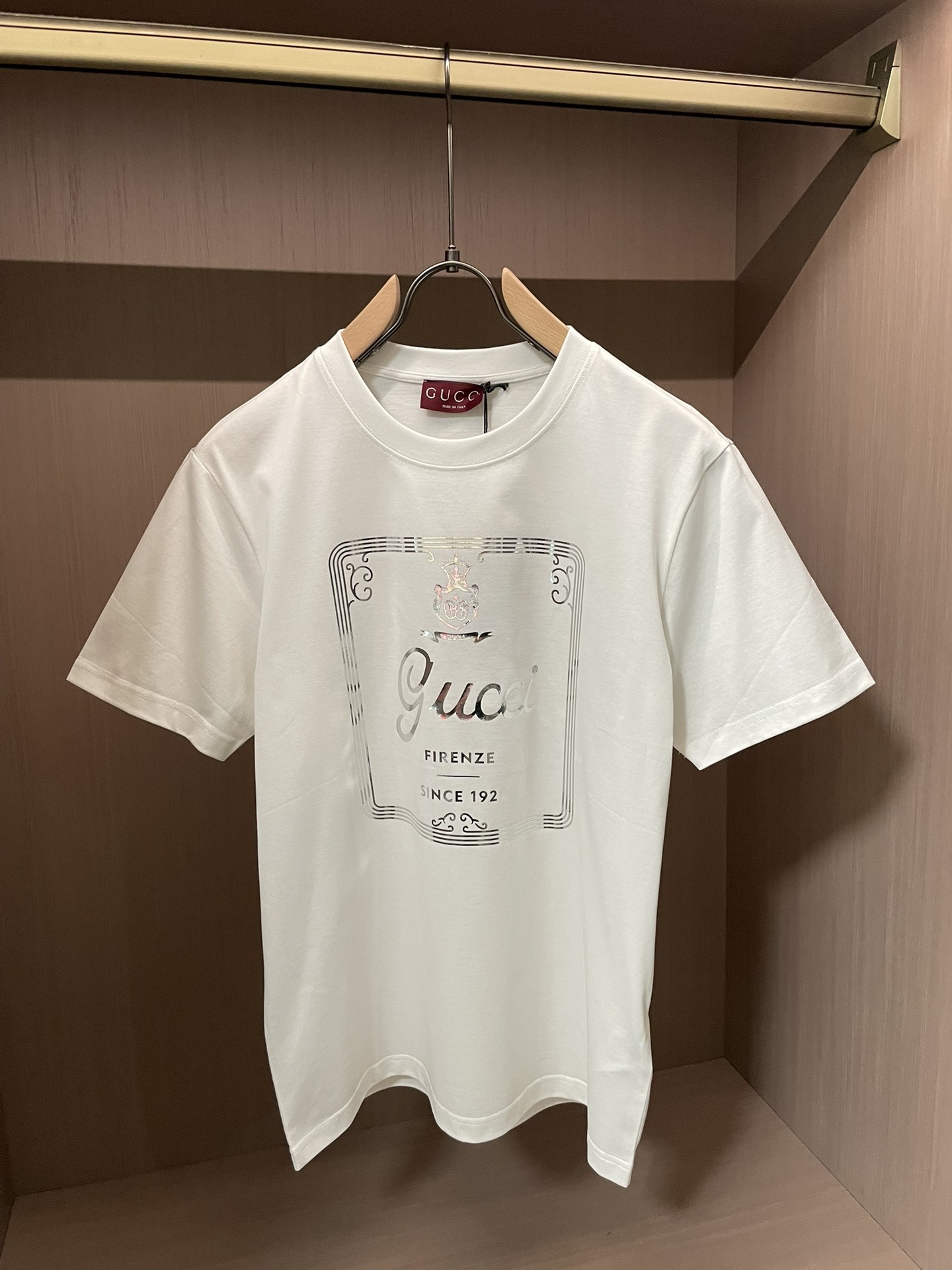 Gucci2026春夏新品进口烫银印花短袖T恤，采用纯棉材质，柔软舒适，日常穿着超友好！正面品牌标志+“