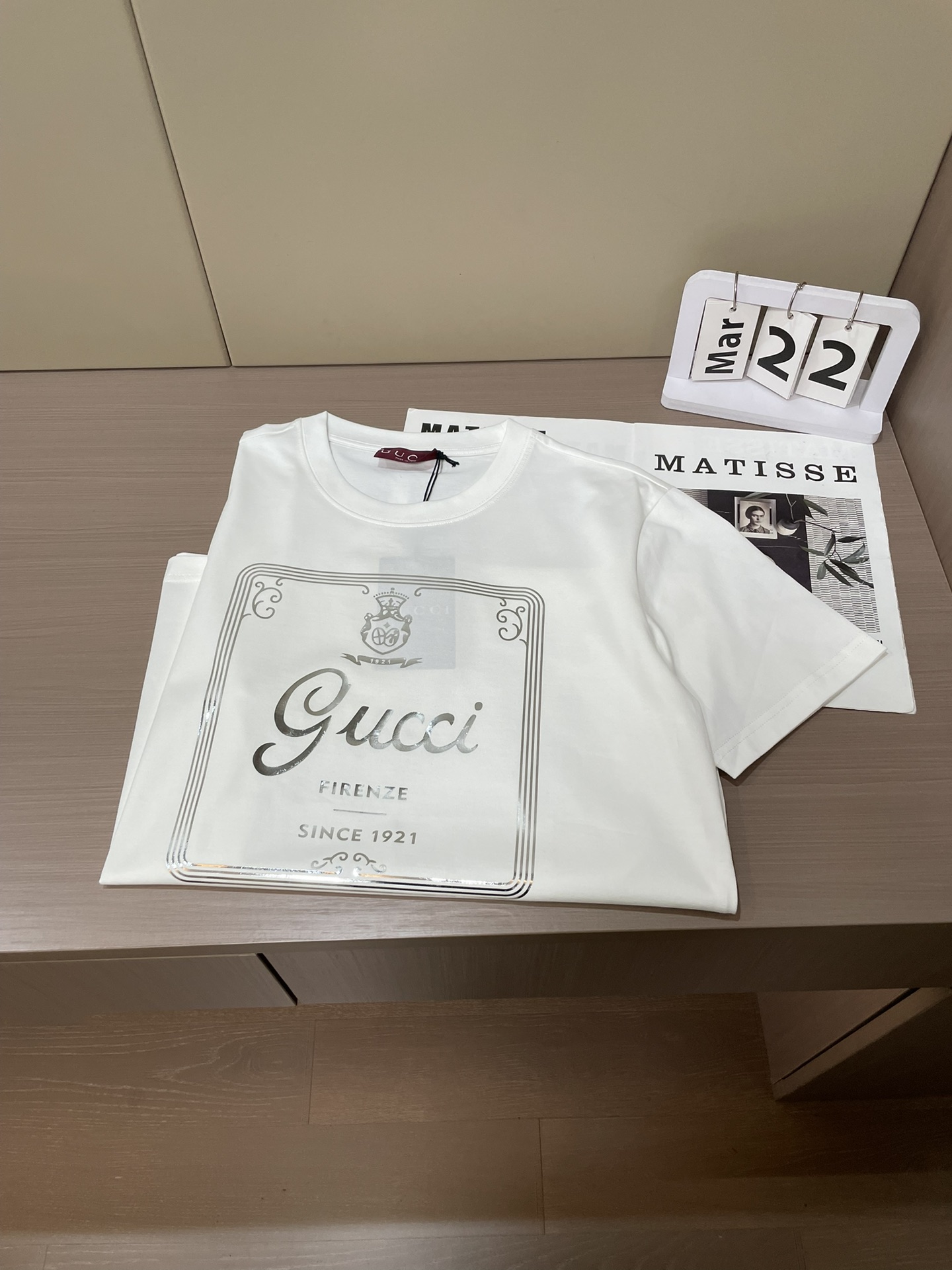 Gucci2026春夏新品进口烫银印花短袖T恤，采用纯棉材质，柔软舒适，日常穿着超友好！正面品牌标志+“