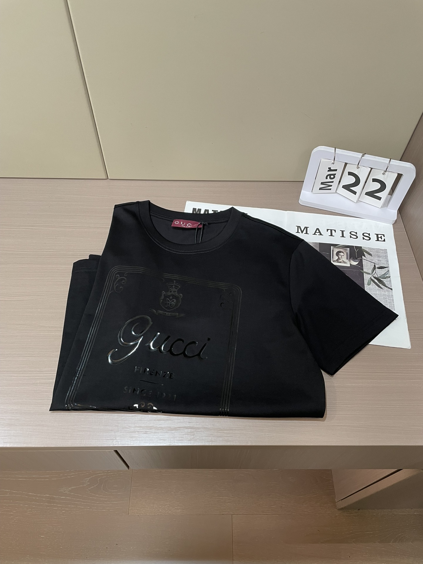 Gucci2026春夏新品进口烫银印花短袖T恤，采用纯棉材质，柔软舒适，日常穿着超友好！正面品牌标志+“