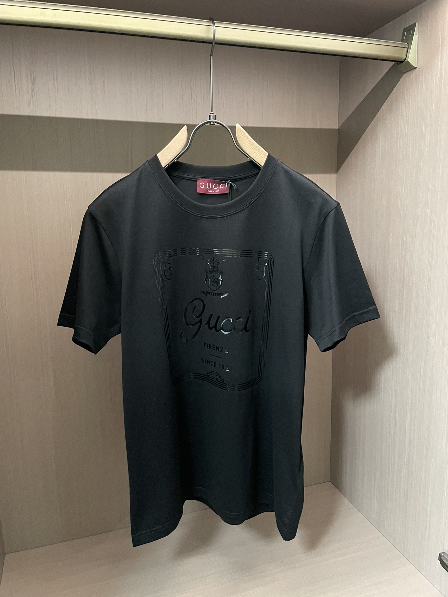 Gucci2026春夏新品进口烫银印花短袖T恤，采用纯棉材质，柔软舒适，日常穿着超友好！正面品牌标志+“