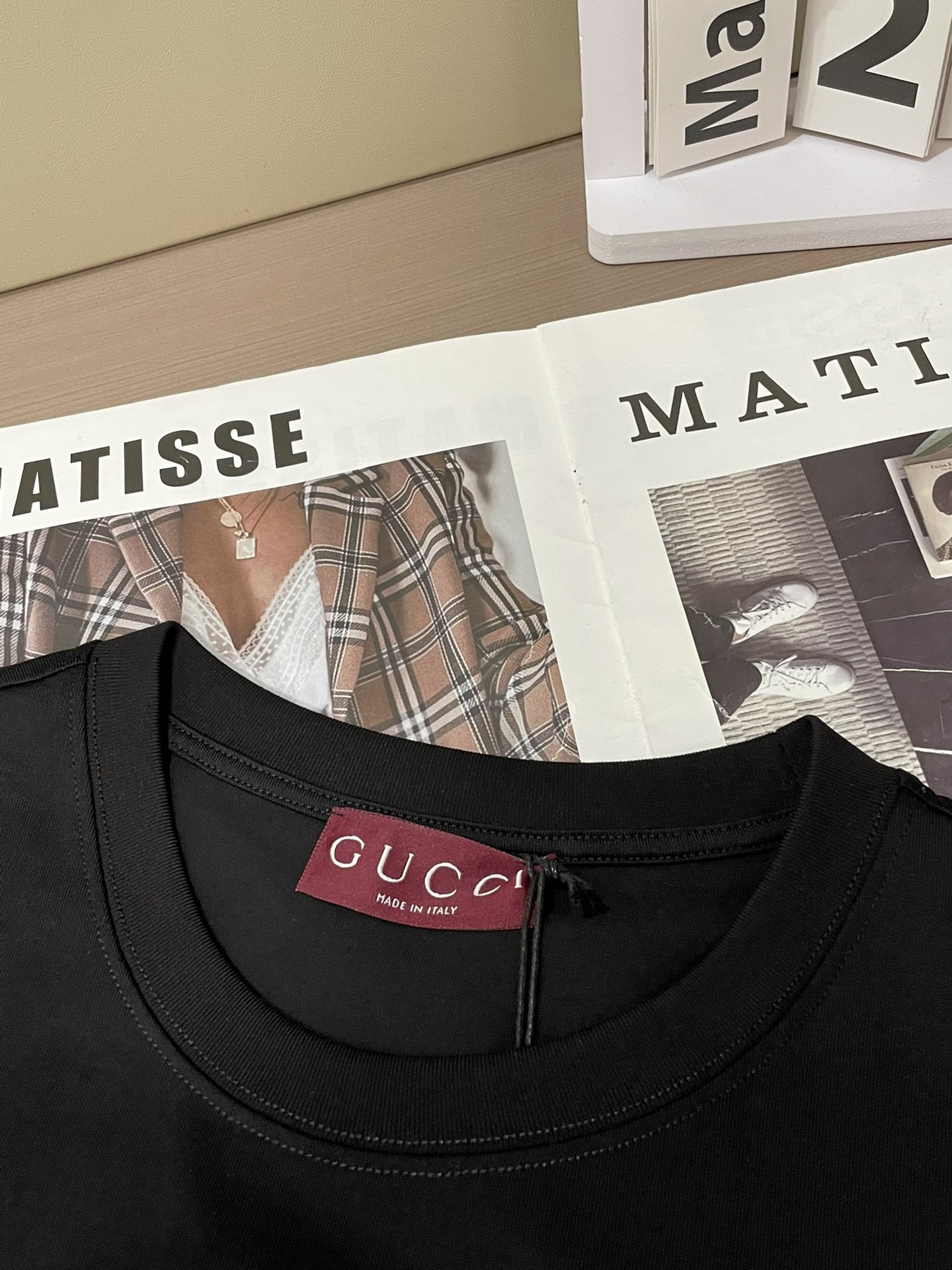 Gucci2026春夏新品进口烫银印花短袖T恤，采用纯棉材质，柔软舒适，日常穿着超友好！正面品牌标志+“