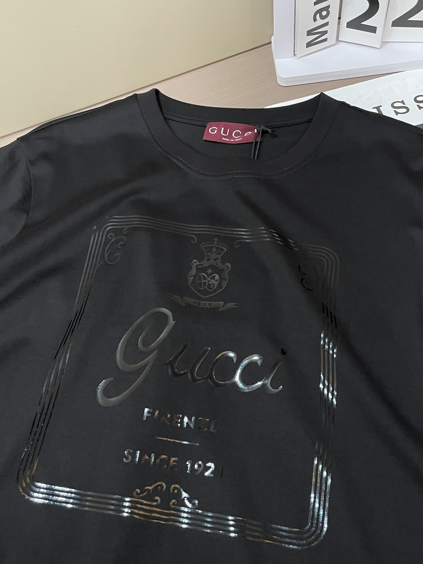 Gucci2026春夏新品进口烫银印花短袖T恤，采用纯棉材质，柔软舒适，日常穿着超友好！正面品牌标志+“