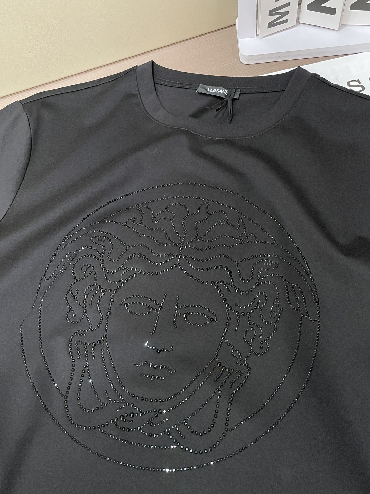 Versace 2026春夏新品经典美杜莎施华洛世奇水钻镶嵌T恤，定制100支双股丝光长绒棉面料，胸前水
