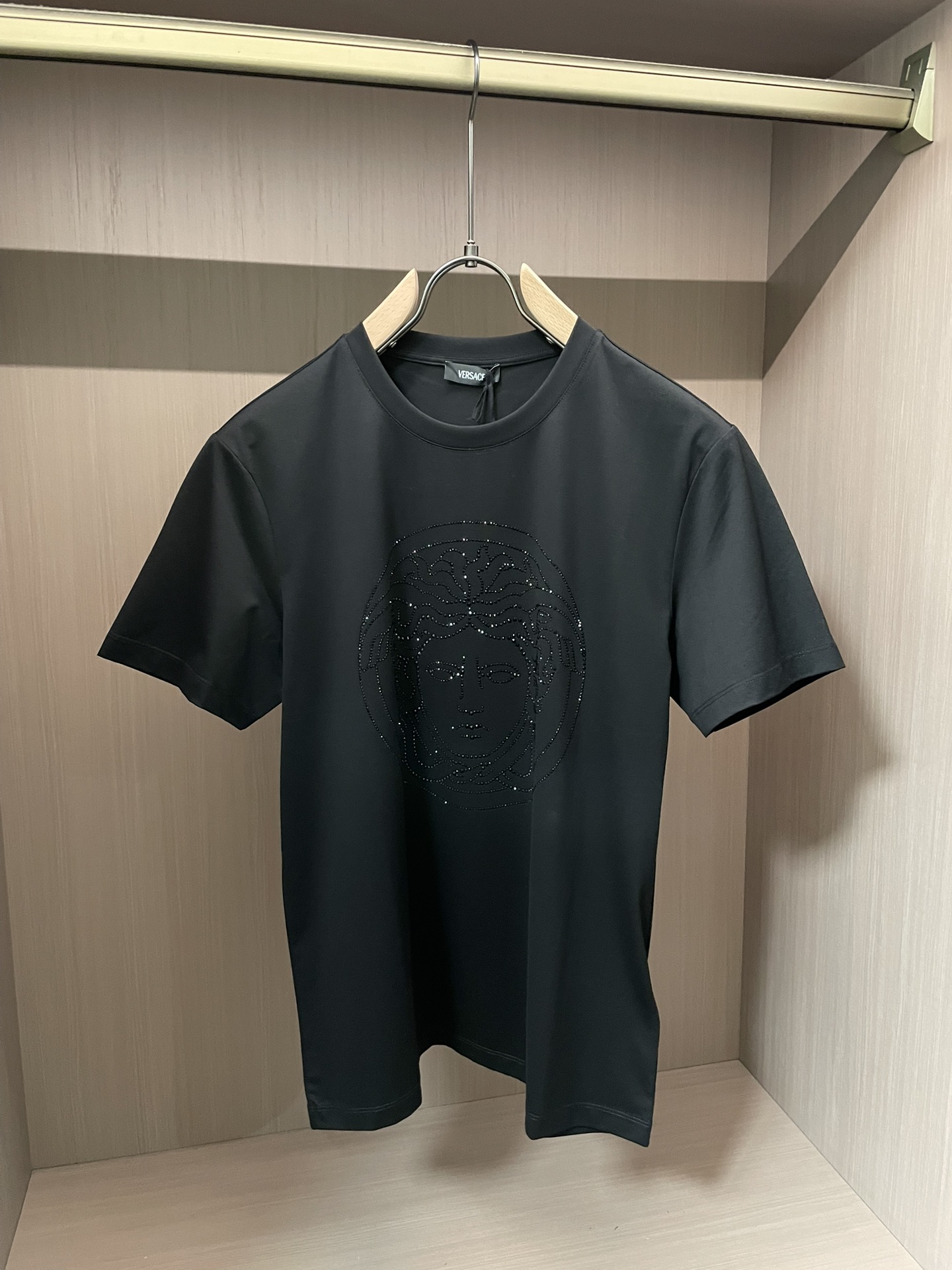 Versace 2026春夏新品经典美杜莎施华洛世奇水钻镶嵌T恤，定制100支双股丝光长绒棉面料，胸前水