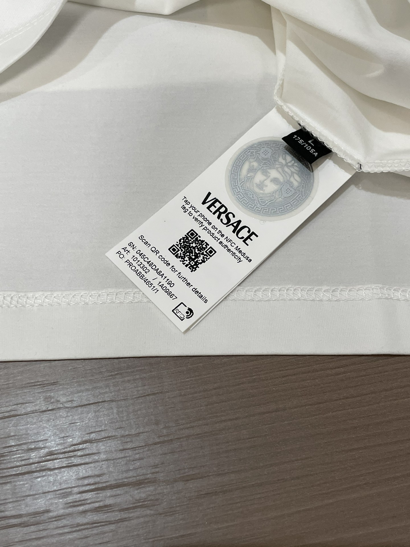 Versace 2026春夏新品经典美杜莎施华洛世奇水钻镶嵌T恤，定制100支双股丝光长绒棉面料，胸前水