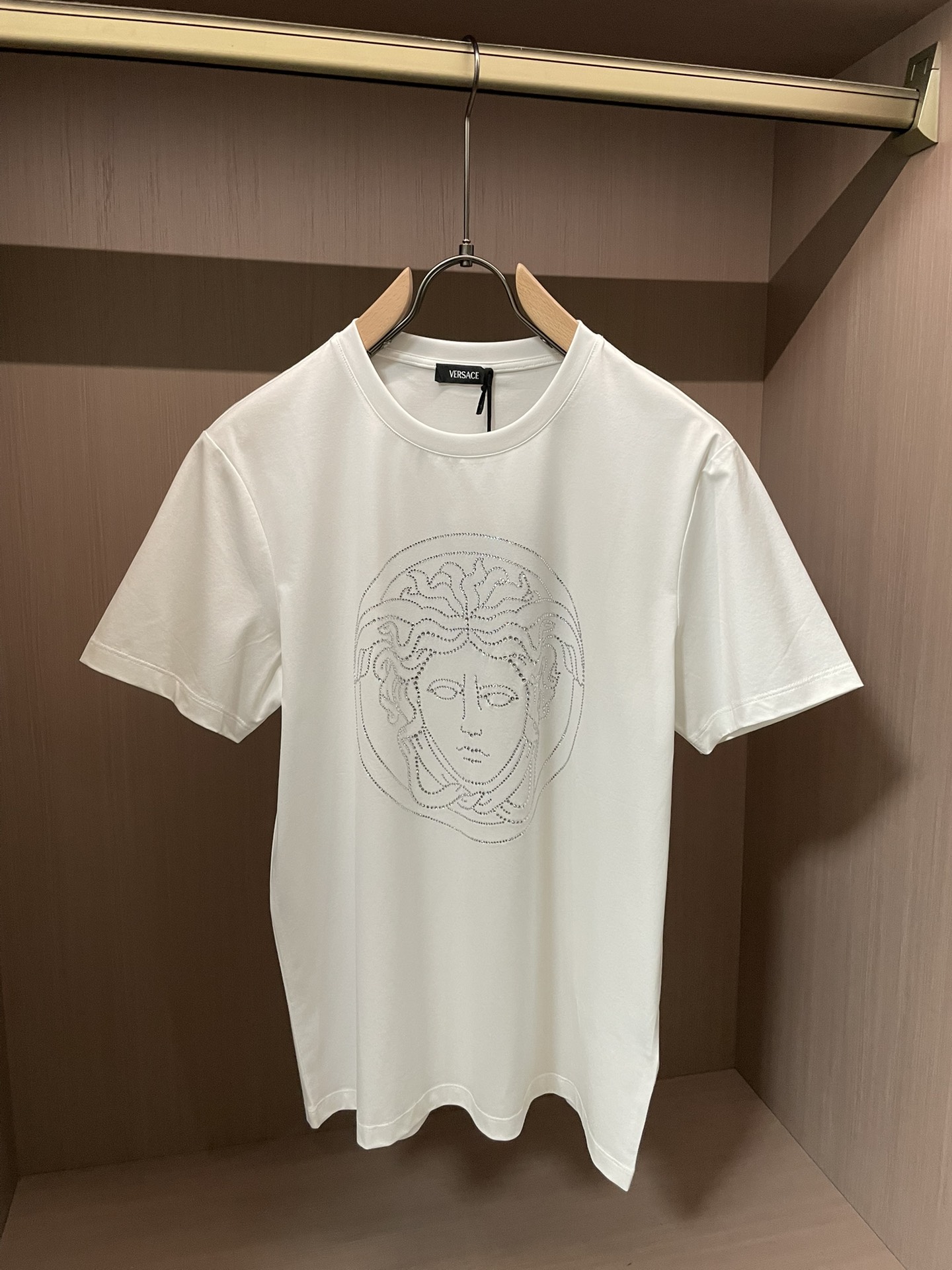 Versace 2026春夏新品经典美杜莎施华洛世奇水钻镶嵌T恤，定制100支双股丝光长绒棉面料，胸前水