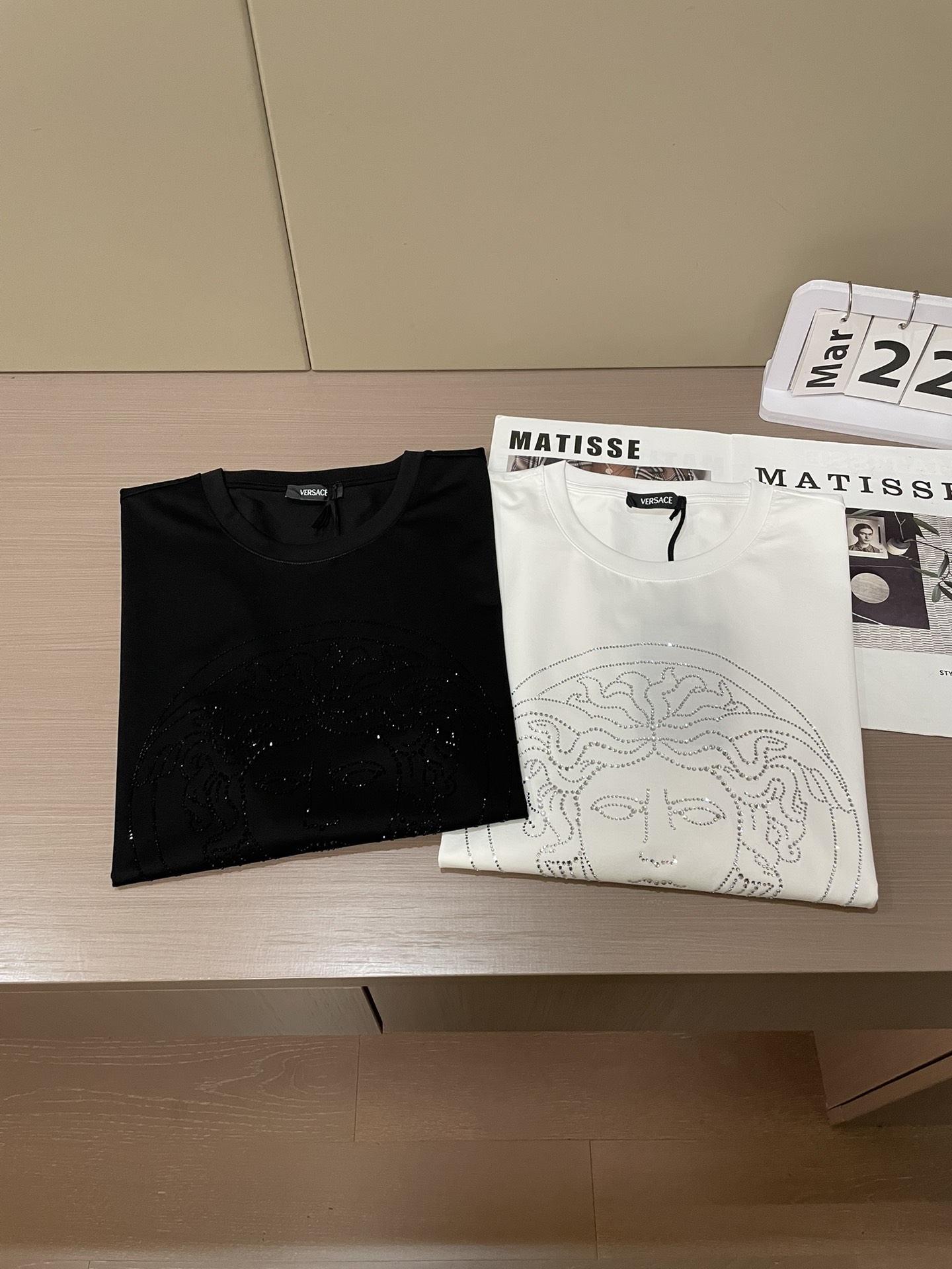 Versace 2026春夏新品经典美杜莎施华洛世奇水钻镶嵌T恤，定制100支双股丝光长绒棉面料，胸前水