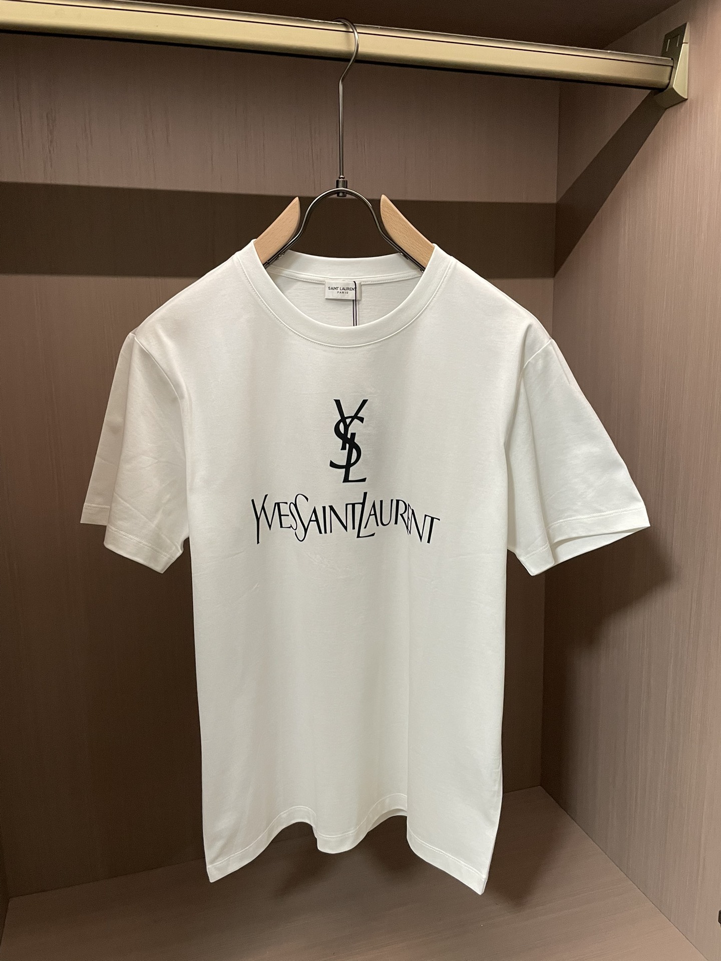 YSL 2026春夏新品经典立体会硅胶印花短袖T恤，胸前YSL字母印花超有辨识度，YSL标志+品牌全名，