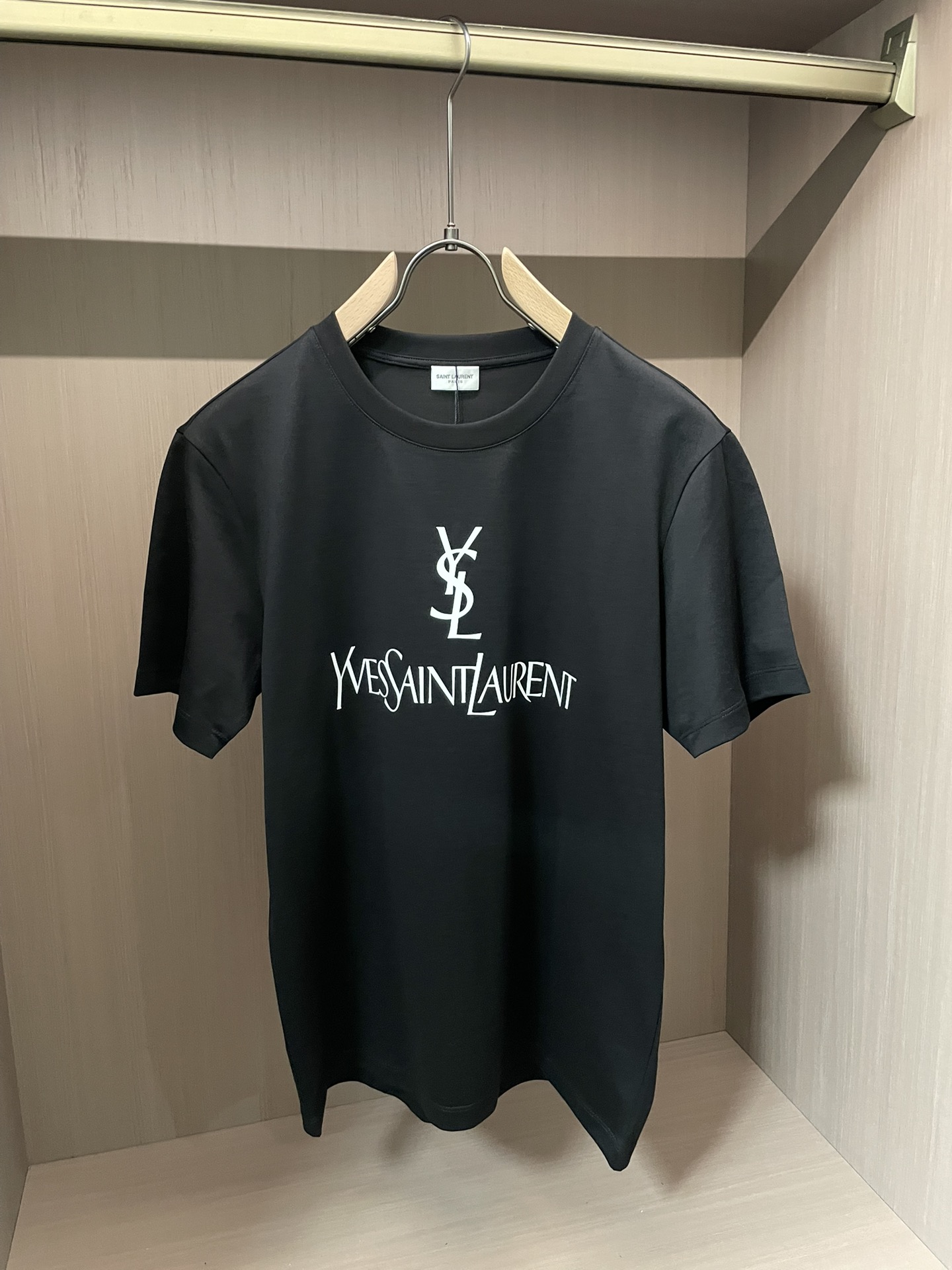 YSL 2026春夏新品经典立体会硅胶印花短袖T恤，胸前YSL字母印花超有辨识度，YSL标志+品牌全名，