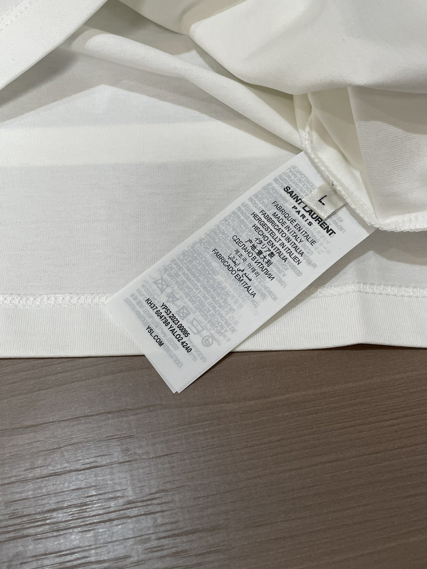 YSL 2026春夏新品经典立体会硅胶印花短袖T恤，胸前YSL字母印花超有辨识度，YSL标志+品牌全名，