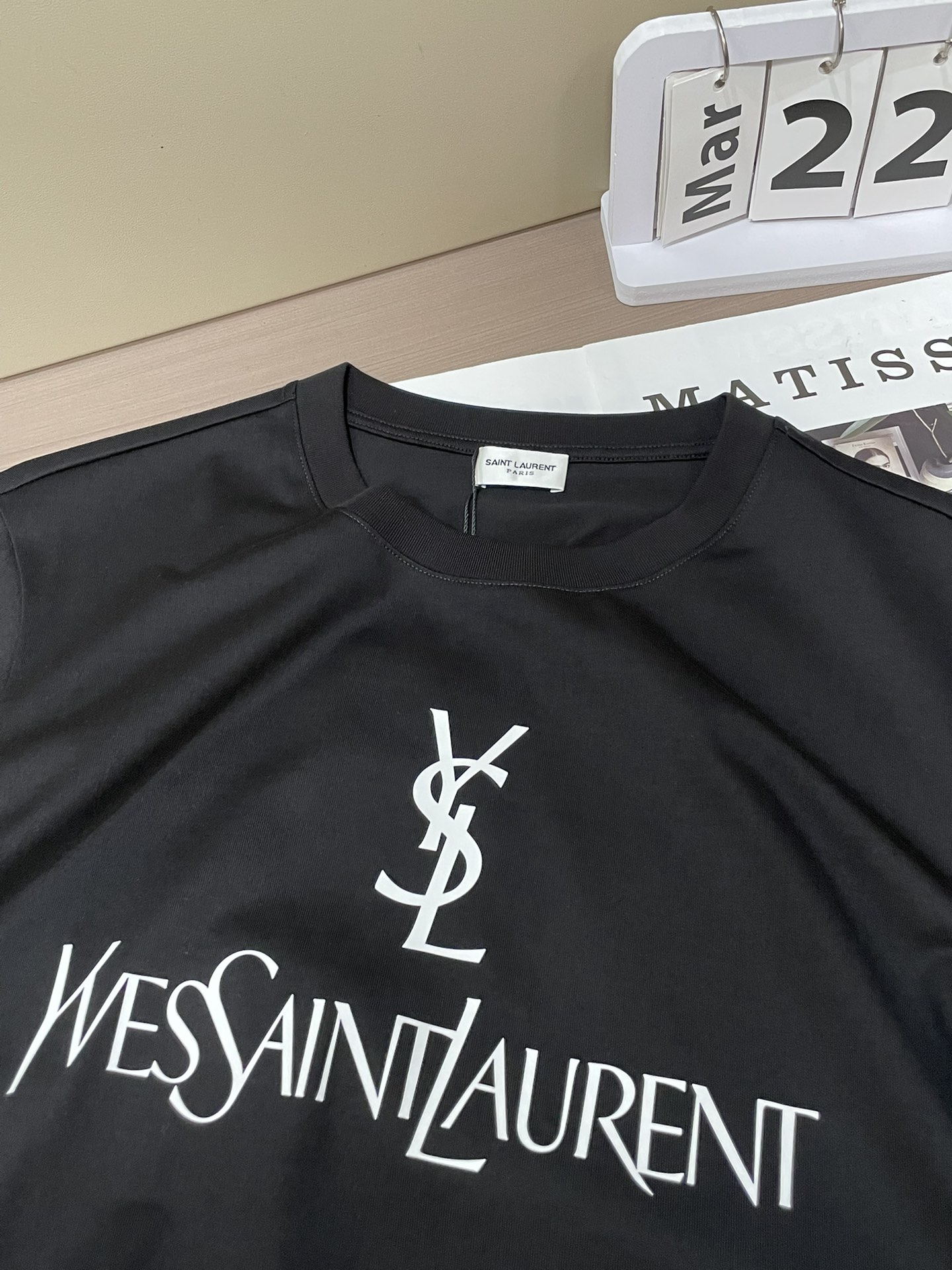 YSL 2026春夏新品经典立体会硅胶印花短袖T恤，胸前YSL字母印花超有辨识度，YSL标志+品牌全名，