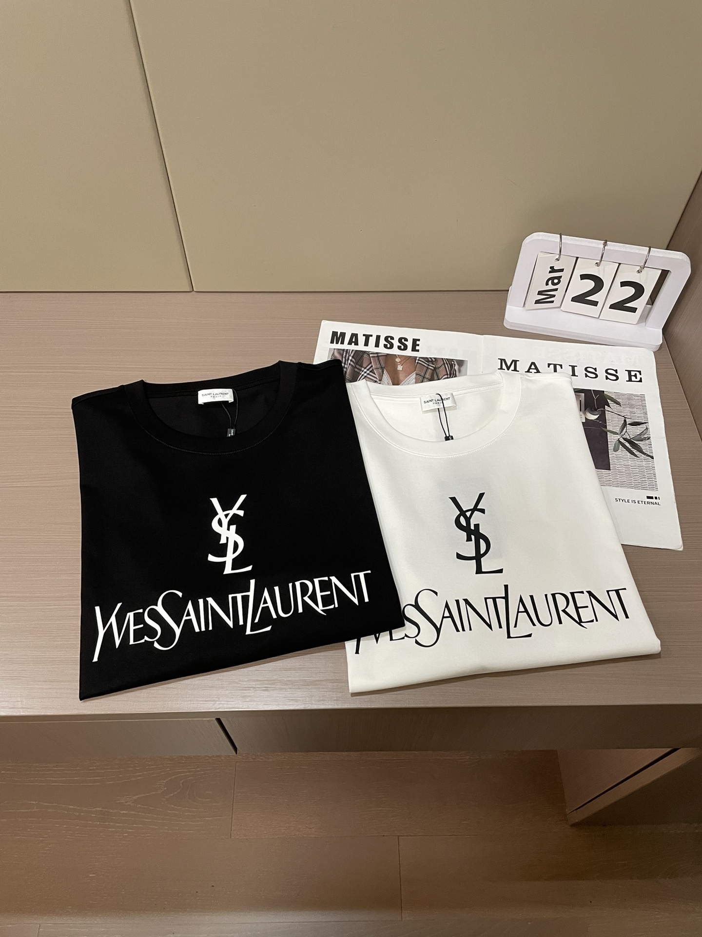 YSL 2026春夏新品经典立体会硅胶印花短袖T恤，胸前YSL字母印花超有辨识度，YSL标志+品牌全名，