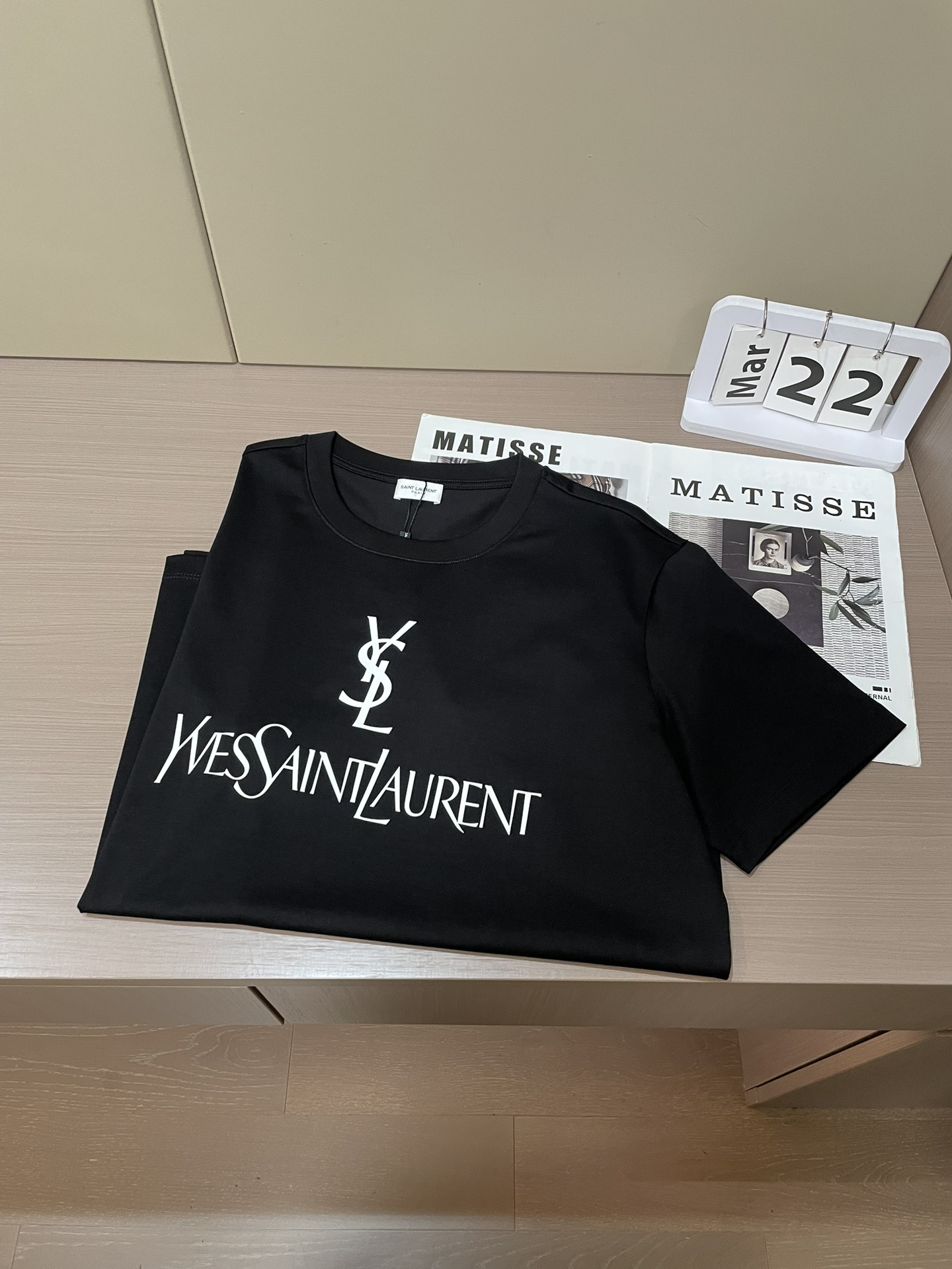 YSL 2026春夏新品经典立体会硅胶印花短袖T恤，胸前YSL字母印花超有辨识度，YSL标志+品牌全名，
