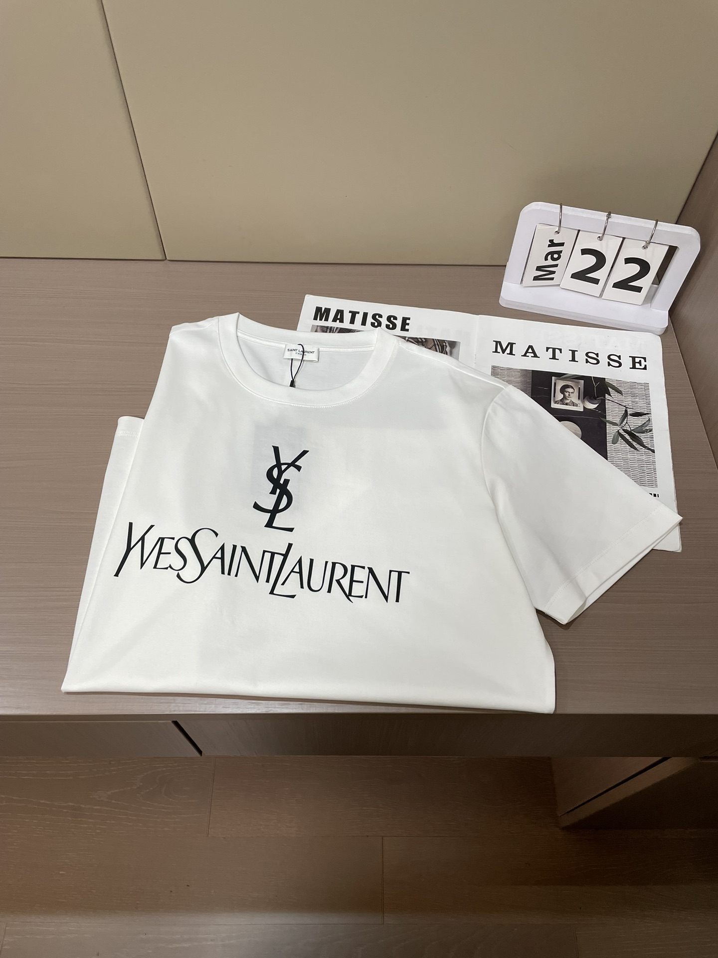 YSL 2026春夏新品经典立体会硅胶印花短袖T恤，胸前YSL字母印花超有辨识度，YSL标志+品牌全名，