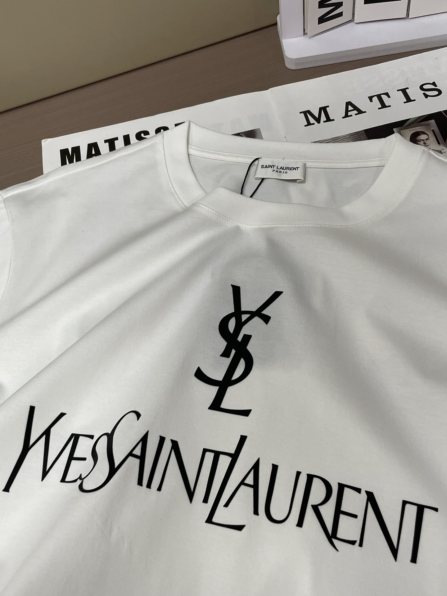 YSL 2026春夏新品经典立体会硅胶印花短袖T恤，胸前YSL字母印花超有辨识度，YSL标志+品牌全名，