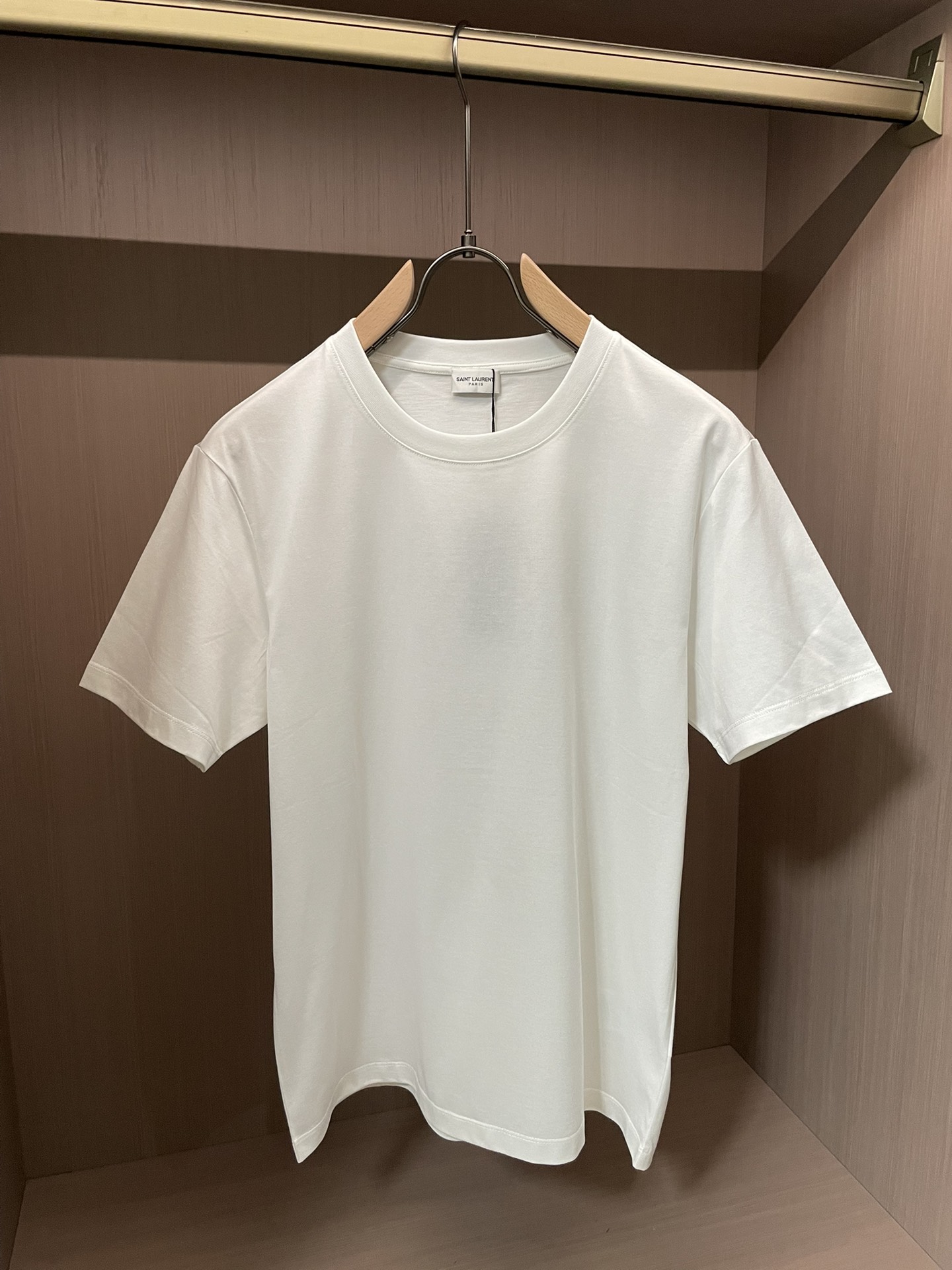 YSL2026春夏新品字母进口植绒印花短袖T恤；这是一件兼具品牌调性与街头风格的高端基础款T恤，背面印有