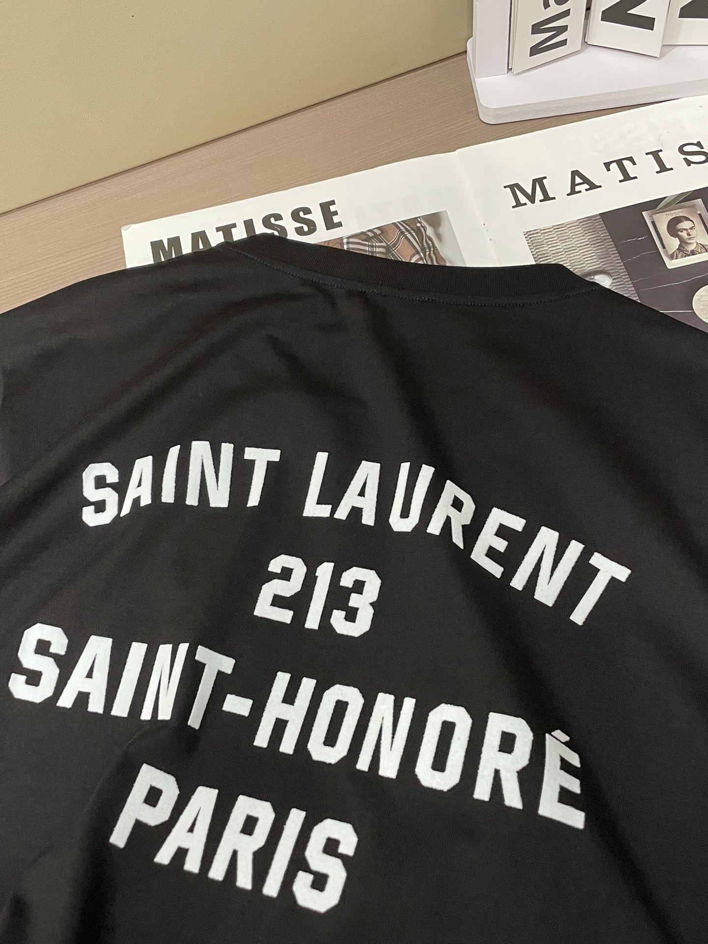 YSL2026春夏新品字母进口植绒印花短袖T恤；这是一件兼具品牌调性与街头风格的高端基础款T恤，背面印有